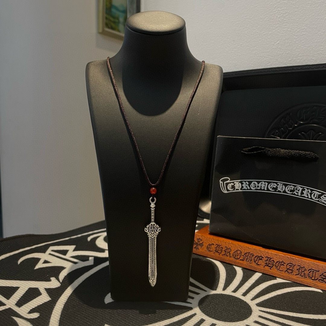 NO:111386,TikTok/Kuaishou/ins/Xiaohongshu/Live Hot, New [Counter Quality] Chrome Hearts Crow's Cartilage Rope Sword Necklace, Different Concave and Convex and Convex Design Styles, Showing a unique style. Cross Scout Flower is Crow's ambition, so it lasts for a longer time. Genuine version of Chrome Hearts Crow's Different from the market, the normal light version, the quality of the version, the details of the print, the retro and old gray oxygen level. Seiko version!  !  !  Pure handmade ~ Authentic model opening must-have fashion and fashion, both men and women can wear it, same style for couples, original official website, rock punk style silver style, retro elements, trendy and versatile!  , jewelry boutique, chrome hearts, chrome hearts, necklace19860909批 抖音/快手/ins/小红书/直播热门 ,新款【专柜品质】Chrome Hearts克罗心皮绳宝剑项链 ,凹凸造型不同的花纹设计风格 呈现出与众不同 十字架 童军花是克罗心的志 所以更经久不衰 正品打版Chrome Hearts克罗心 区别市场普通轻版 对版对标品质 看字印细节 复古做旧灰氧程度.精工版本！！！ 纯手工打造 ～正品开模潮流时尚必备 男女均可佩戴 情侣同款 官网原版 摇滚朋克泰银风格 复古元素 潮流百搭！,饰品精品,chrome hearts,chrome hearts,necklace,Jewelry