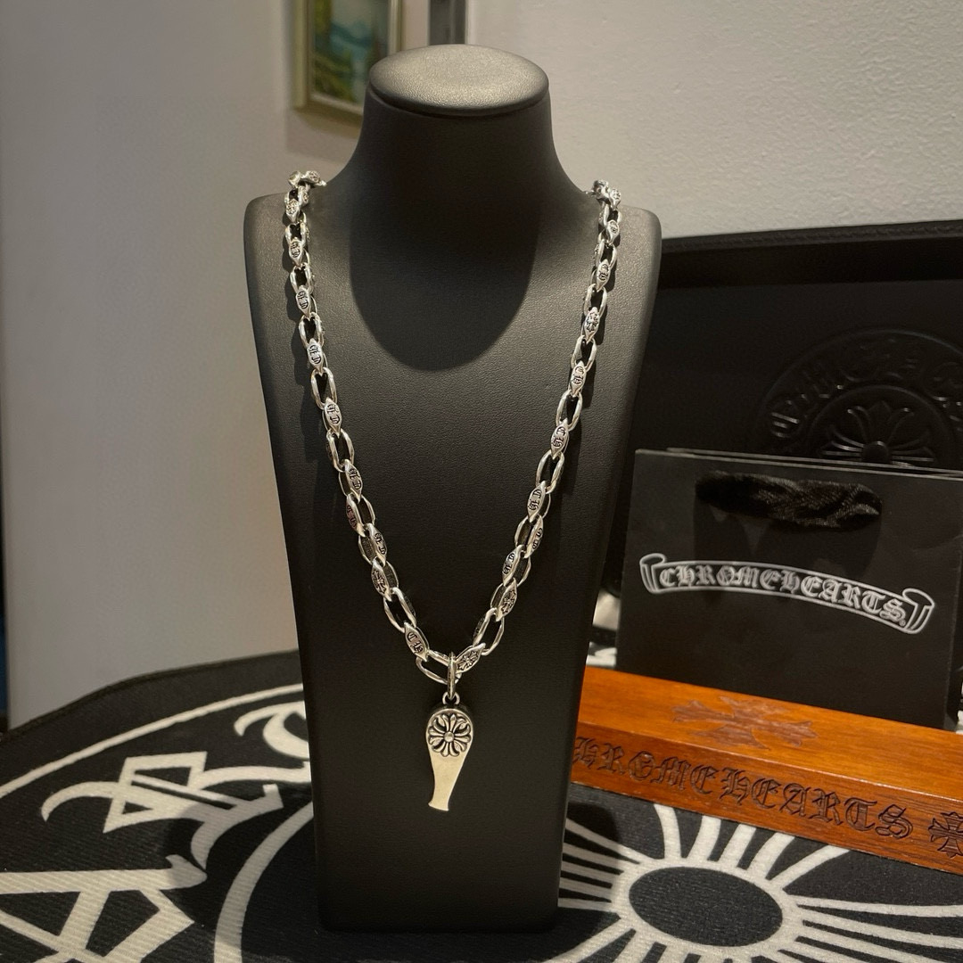 NO:111381,[Counter Quality] Chrome Hearts Croxin Classic retro cross diamond necklace Cross fancy pendant Different pattern design styles present unique Cross Scout flowers are Croxin's ambitions, so they last longer. Genuine version Chrome Hearts Croxin Difference to the market ordinary light version, match the quality of the version, look at the details of the letter printing, retro old gray oxygen level. Seiko version!  !  !  Pure handmade ~ Authentic model opening must-have fashion and fashion, both men and women can wear it, same style for couples, original official website, rock punk style silver style, retro elements, trendy and versatile!  , jewelry boutique, chrome hearts, chrome hearts, necklace19860909【专柜品质】Chrome Hearts克罗心 经典复古十字架菱型项链 十字花哨子吊坠 凹凸造型不同的花纹设计风格 呈现出与众不同 十字架 童军花是克罗心的志 所以更经久不衰 正品打版Chrome Hearts克罗心 区别市场普通轻版 对版对标品质 看字印细节 复古做旧灰氧程度.精工版本！！！ 纯手工打造 ～正品开模潮流时尚必备 男女均可佩戴 情侣同款 官网原版 摇滚朋克泰银风格 复古元素 潮流百搭！,饰品精品,chrome hearts,chrome hearts,necklace,Jewelry