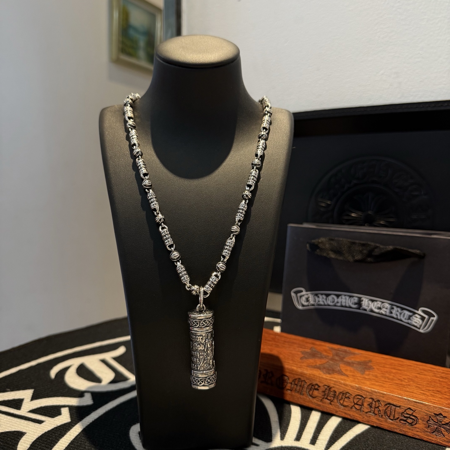 NO:111949,Batch New model [Counter Quality] Chrome Hearts Croxin Classic T-shaped flower ball necklace Cylindrical pendant Different pattern design styles with concave and convex shapes Present unique Cross Scout flowers are Croxin's ambitions, so they last longer. Genuine version of Chrome Hearts Croxin Difference to the market ordinary light version, benchmark the quality of the version, look at the details of the letter printing, retro old gray oxygen level. Seiko version!  !  !  Pure handmade ~ Authentic model opening must-have fashion and fashion, both men and women can wear it, same style for couples, original official website, rock punk style silver style, retro elements, trendy and versatile!  , jewelry boutique, chrome hearts, chrome hearts, necklace19860909批 新款【专柜品质】Chrome Hearts克罗心 经典丁字架花球项链 圆柱吊坠 凹凸造型不同的花纹设计风格 呈现出与众不同 十字架 童军花是克罗心的志 所以更经久不衰 正品打版Chrome Hearts克罗心 区别市场普通轻版 对版对标品质 看字印细节 复古做旧灰氧程度.精工版本！！！ 纯手工打造 ～正品开模潮流时尚必备 男女均可佩戴 情侣同款 官网原版 摇滚朋克泰银风格 复古元素 潮流百搭！,饰品精品,chrome hearts,chrome hearts,necklace,Jewelry