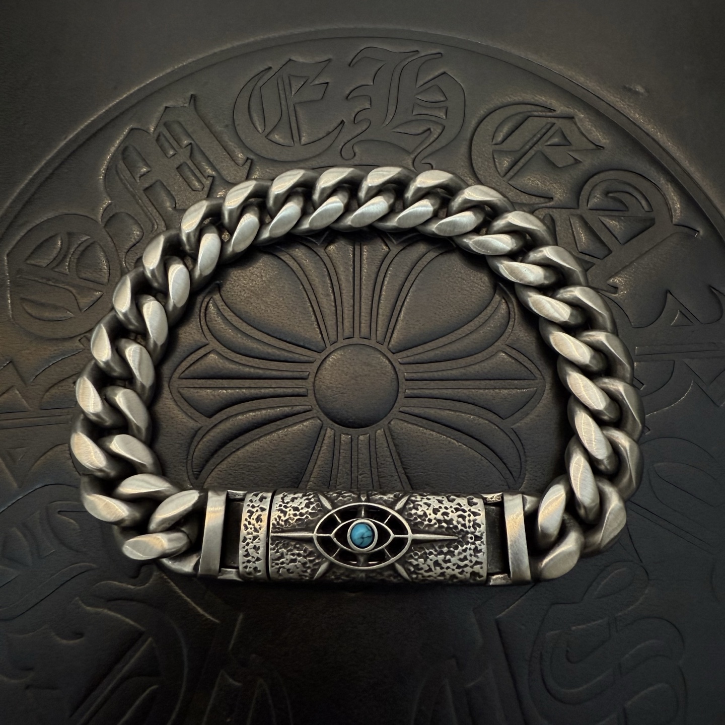 NO:111951,Batch of the counter quality Chrome Hearts Croxin bracelet, different pattern design styles with different concave and convex shapes, presenting unique cross Scout flowers are Croxin's ambitions, so they last longer. The authentic version of Chrome Hearts Croxin necklace is different from the market ordinary light version. The version is benchmarked against the quality. Look at the details of the letter printing. The degree of retro old gray oxygen. Seiko version!  !  !  Pure handmade ~ Authentic model opening must-have fashion and fashion, both men and women can wear it, same style for couples, original official website, rock punk style silver style, retro elements, trendy and versatile!  , jewelry boutique, chrome hearts, chrome hearts, necklace, bracelet19860909批 专柜品质Chrome Hearts克罗心手链,凹凸造型不同的花纹设计风格 呈现出与众不同 十字架 童军花是克罗心的志 所以更经久不衰 正品打版Chrome Hearts克罗心项链区别市场普通轻版 对版对标品质 看字印细节 复古做旧灰氧程度.精工版本！！！ 纯手工打造 ～正品开模潮流时尚必备 男女均可佩戴 情侣同款 官网原版 摇滚朋克泰银风格 复古元素 潮流百搭！,饰品精品,chrome hearts,chrome hearts,necklace,bracelet,Jewelry