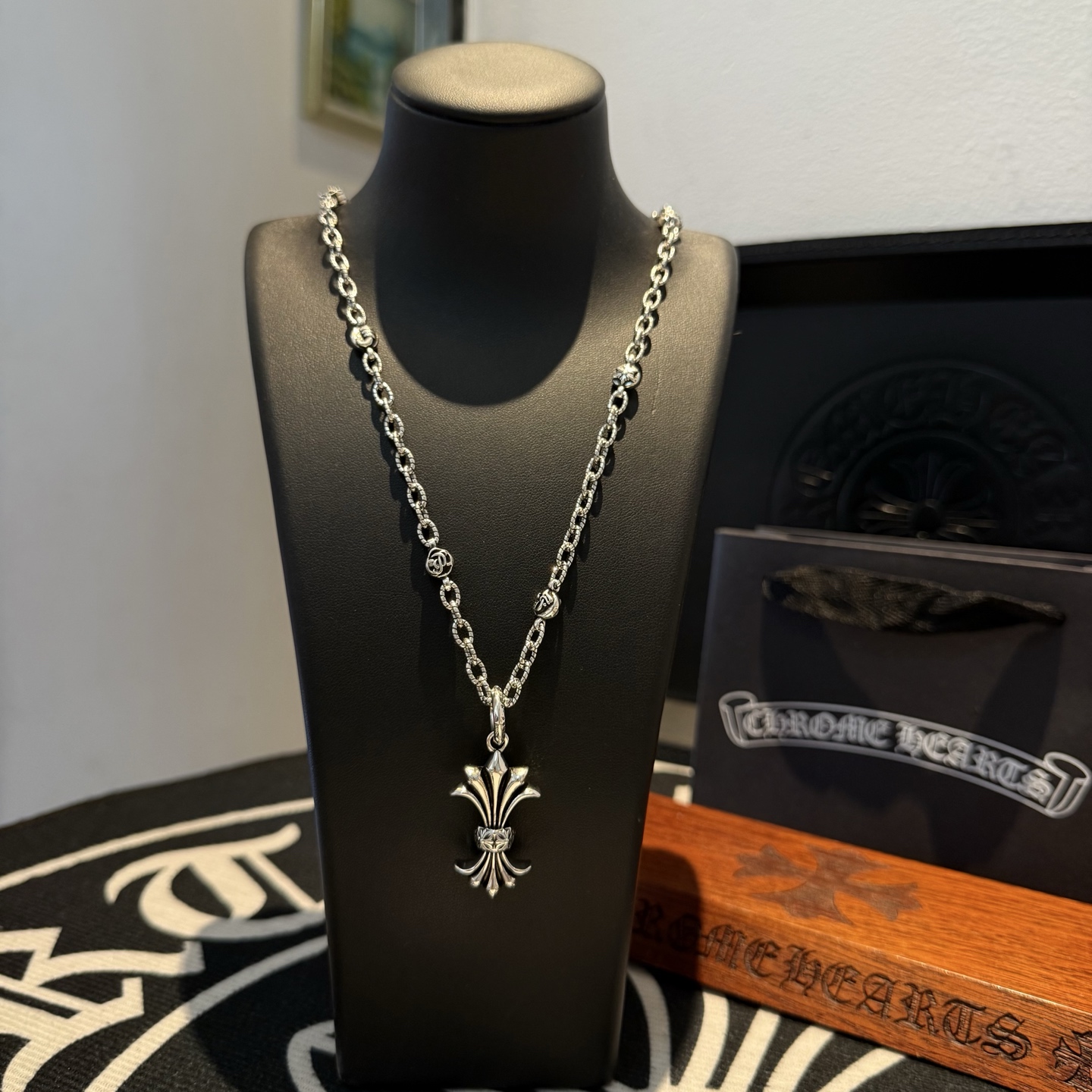 NO:111953,Batch New model [Counter Quality] Chrome Hearts Croxin Classic cross flower ball necklace Phoenix tail flower pendant Different concave and convex shapes present unique styles Cross Scout flowers are Croxin's ambitions, so they last longer. Genuine version Chrome Hearts Croxin Difference to the market ordinary light version, match the quality of the version, look at the details of the letter printing, retro old gray oxygen level. Seiko version!  !  !  Pure handmade ~ Authentic model opening must-have fashion and fashion, both men and women can wear it, same style for couples, original official website, rock punk style silver style, retro elements, trendy and versatile!  , jewelry boutique, chrome hearts, chrome hearts, necklace19860909批 新款【专柜品质】Chrome Hearts克罗心 经典十字架花球项链 凤尾花吊坠 凹凸造型不同的花纹设计风格 呈现出与众不同 十字架 童军花是克罗心的志 所以更经久不衰 正品打版Chrome Hearts克罗心 区别市场普通轻版 对版对标品质 看字印细节 复古做旧灰氧程度.精工版本！！！ 纯手工打造 ～正品开模潮流时尚必备 男女均可佩戴 情侣同款 官网原版 摇滚朋克泰银风格 复古元素 潮流百搭！,饰品精品,chrome hearts,chrome hearts,necklace,Jewelry