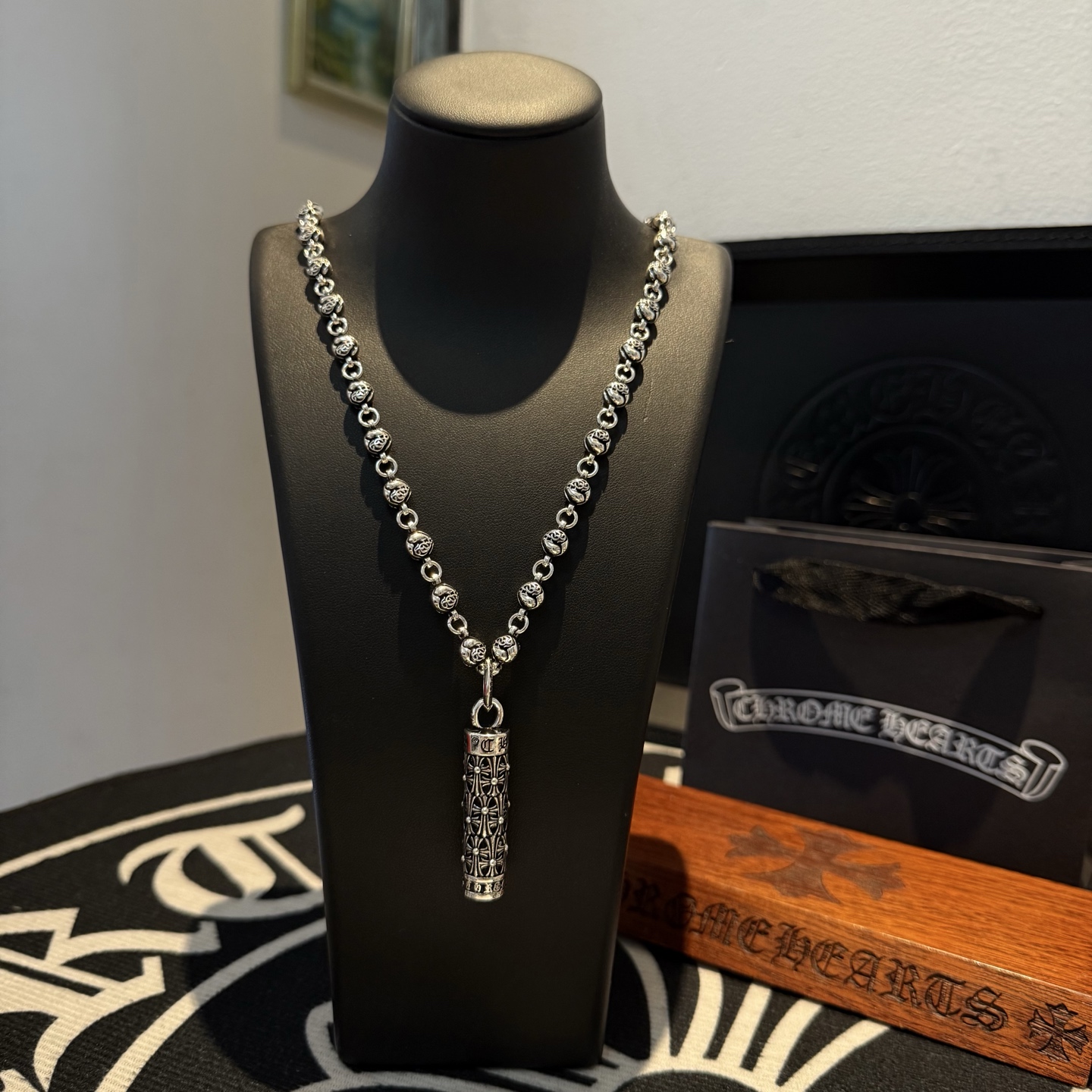 NO:111962,Batch New style [Counter Quality] Chrome Hearts Croxin Classic vine love necklace Cross cylindrical pendant Different pattern design styles with concave and convex shapes present uniqueness Cross Scout flowers are Croxin's ambitions, so they last longer. Genuine version Chrome Hearts Croxin Difference to the market ordinary light version, match the quality of the version, look at the details of the letter printing, retro old gray oxygen level. Seiko version!  !  !  Pure handmade ~ Authentic model opening must-have fashion and fashion, both men and women can wear it, same style for couples, original official website, rock punk style silver style, retro elements, trendy and versatile!  , jewelry boutique, chrome hearts, chrome hearts, necklace19860909批 新款【专柜品质】Chrome Hearts克罗心 经典藤蔓爱心项链 十字架圆柱吊坠 凹凸造型不同的花纹设计风格 呈现出与众不同 十字架 童军花是克罗心的志 所以更经久不衰 正品打版Chrome Hearts克罗心 区别市场普通轻版 对版对标品质 看字印细节 复古做旧灰氧程度.精工版本！！！ 纯手工打造 ～正品开模潮流时尚必备 男女均可佩戴 情侣同款 官网原版 摇滚朋克泰银风格 复古元素 潮流百搭！,饰品精品,chrome hearts,chrome hearts,necklace,Jewelry