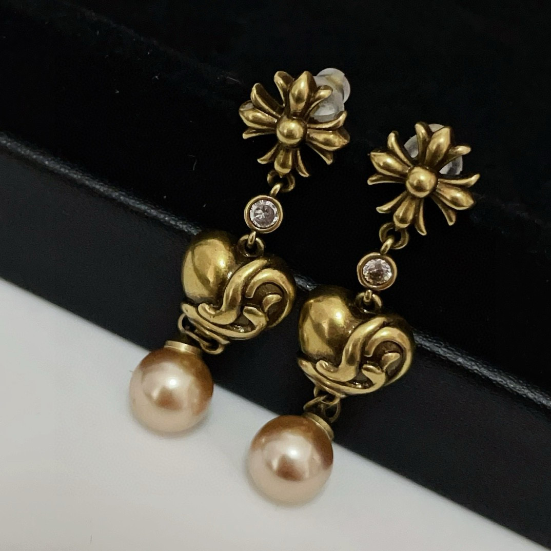 NO:111965,Croxin Cross Pearl Earrings Earrings, the cross and love vines are very exquisite in details, the cool rock style is elegant and classical beauty, the gentleness of the pearl is combined with the cool feeling of Croxin, and it is matched with suits, dresses and even street styles, and it is easy to control various styles~, jewelry boutique, chrome hearts, skirts, business suit, earrings19860909克罗心十字架珍珠耳环耳钉,十字架和爱心藤蔓细节非常精致,酷飒摇滚风又带着优雅古典美,珍珠的温柔与克罗心的酷感结合,搭配西装、连衣裙甚至街头风都毫无违和感,轻松驾驭各种风格～,饰品精品,chrome hearts,skirts,business suit,earrings,Jewelry