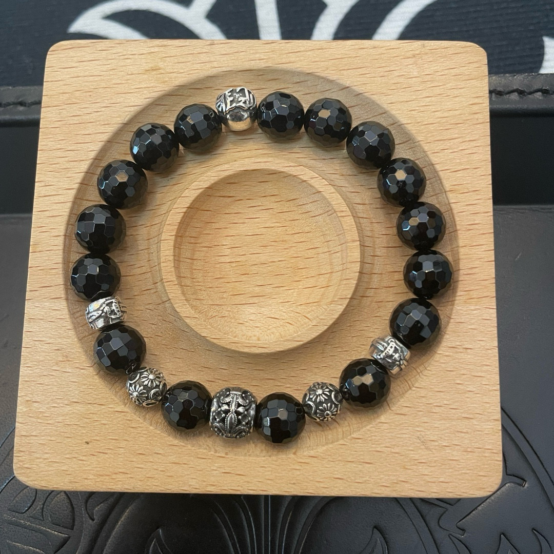 NO:111971,New [Counter Quality] Chrome Hearts Croxin Classic retro multi-element obsidian bracelet The pattern design styles with different concave and convex shapes are unique. Cross Scouts are the logo of Croxin, so they last longer. Genuine version of Chrome Hearts Croxin, differentiating the market ordinary light version, matching the quality, looking at the details of the letter printing, retro old gray oxygen level. Seiko version!  , jewelry boutique, chrome hearts, chrome hearts, bracelet19860909新款【专柜品质】Chrome Hearts克罗心 经典复古多元素黑曜石手链 凹凸造型不同的花纹设计风格呈现出与众不同 十字架童军花是克罗心的标志 所以更经久不衰 正品打版Chrome Hearts克罗心 区别市场普通轻版 对版对标品质 看字印细节 复古做旧灰氧程度.精工版本！,饰品精品,chrome hearts,chrome hearts,bracelet,Jewelry