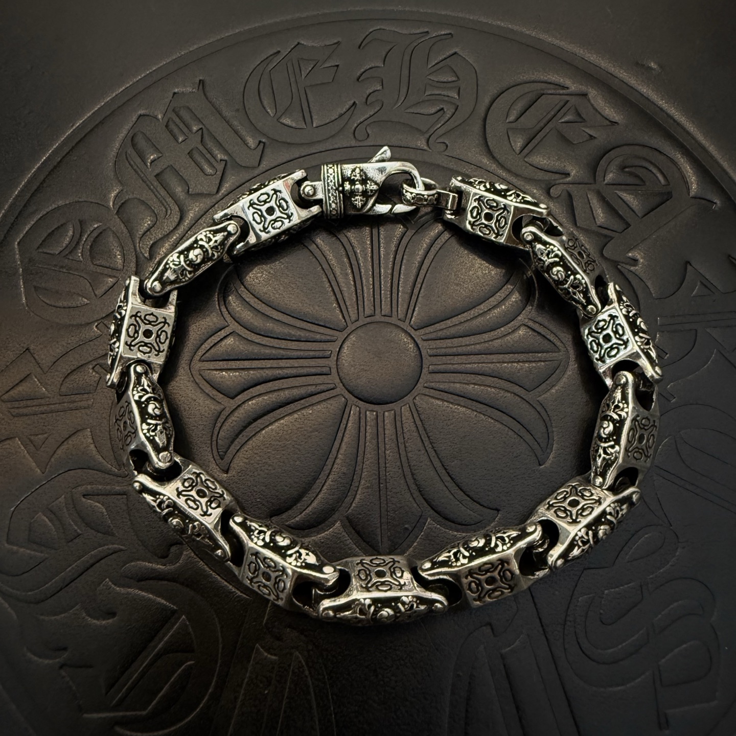 NO:111960,New [Counter Quality] Chrome Hearts Croxin classic retro multi-element bracelet, different pattern design styles with different concave and concave shapes present a unique style. Cross Scout flower is Croxin's logo, so it lasts for a long time. Genuine version of Chrome Hearts Croxin, differentiates the market ordinary light version, matches the quality of the version, looks at the details of the letter printing, retro, old gray oxygen level. Seiko version!  , jewelry boutique, chrome hearts, chrome hearts, bracelet19860909新款【专柜品质】Chrome Hearts克罗心经典复古多元素手链,凹凸造型不同的花纹设计风格呈现出与众不同 十字架童军花是克罗心的标志 所以更经久不衰 正品打版Chrome Hearts克罗心 区别市场普通轻版 对版对标品质 看字印细节 复古做旧灰氧程度.精工版本！,饰品精品,chrome hearts,chrome hearts,bracelet,Jewelry