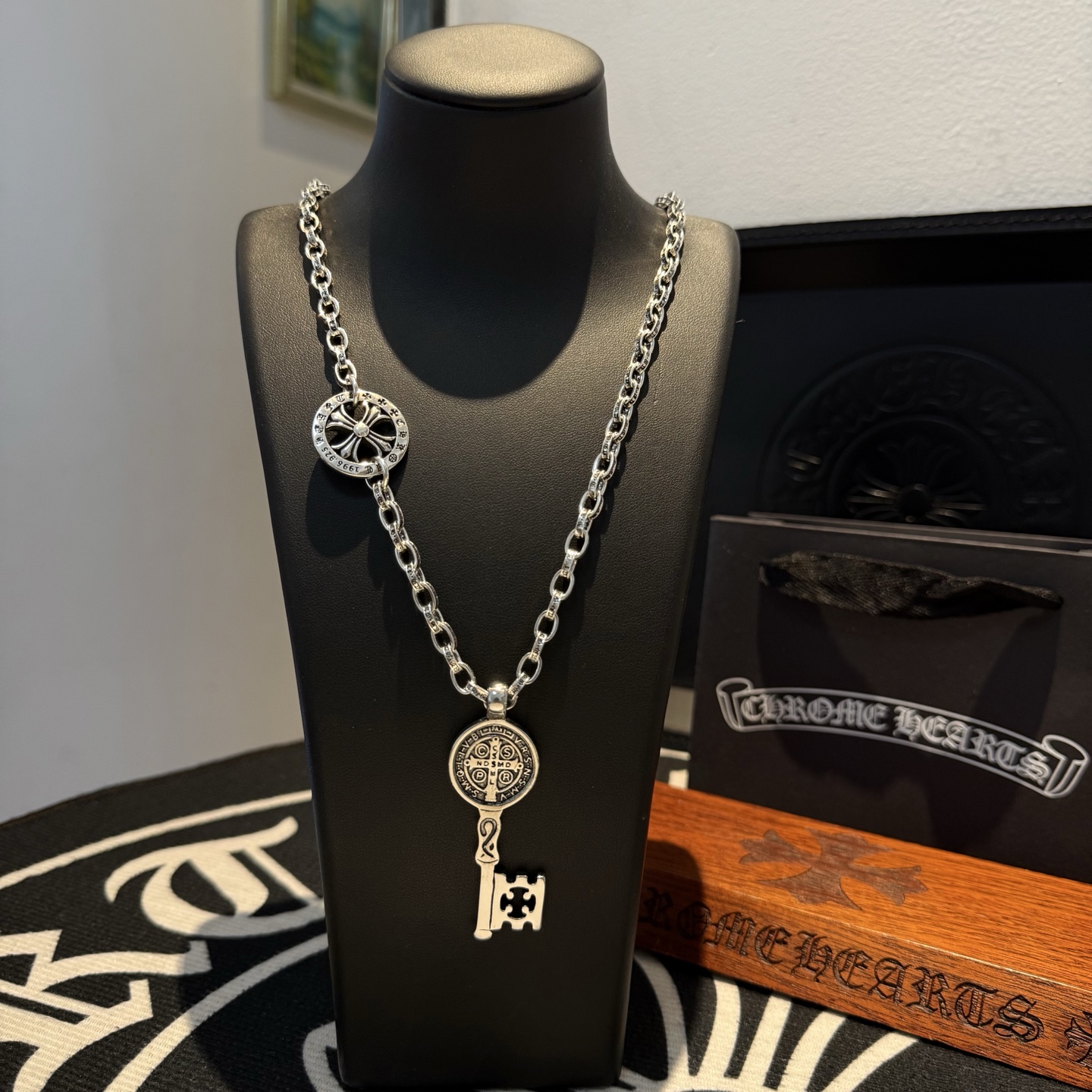 NO:111963,Batch New model [Counter Quality] Chrome Hearts Croxin Classic cross necklace Cross key pendant Different pattern design styles with concave and convex shapes present uniqueness Cross Scout flowers are Croxin's ambitions, so they last longer. Genuine version Chrome Hearts Croxin Difference to the market ordinary light version, match the quality of the version, look at the details of the letter printing, retro old gray oxygen level. Seiko version!  !  !  Pure handmade ~ Authentic model opening must-have fashion and fashion, both men and women can wear it, same style for couples, original official website, rock punk style silver style, retro elements, trendy and versatile!  , jewelry boutique, chrome hearts, chrome hearts, necklace19860909批 新款【专柜品质】Chrome Hearts克罗心 经典十字架项链 十字架钥匙吊坠 凹凸造型不同的花纹设计风格 呈现出与众不同 十字架 童军花是克罗心的志 所以更经久不衰 正品打版Chrome Hearts克罗心 区别市场普通轻版 对版对标品质 看字印细节 复古做旧灰氧程度.精工版本！！！ 纯手工打造 ～正品开模潮流时尚必备 男女均可佩戴 情侣同款 官网原版 摇滚朋克泰银风格 复古元素 潮流百搭！,饰品精品,chrome hearts,chrome hearts,necklace,Jewelry