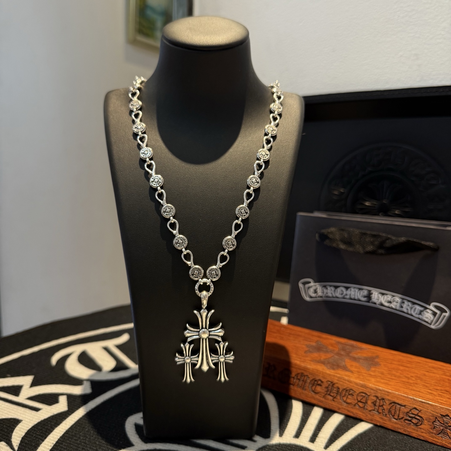 NO:111974,Batch New model [Counter Quality] Chrome Hearts Croxin Classic horseshoe-print cross necklace Thirty cross pendant Different pattern design styles present unique Cross Scout flowers are Croxin's ambitions, so they last longer. Genuine version Chrome Hearts Croxin Difference to the market ordinary light version, match the quality of the version, look at the details of the letter printing, retro old gray oxygen level. Seiko version!  !  !  Pure handmade ~ Authentic model opening must-have fashion and fashion, both men and women can wear it, same style for couples, original official website, rock punk style silver style, retro elements, trendy and versatile!  , jewelry boutique, chrome hearts, chrome hearts, necklace19860909批 新款【专柜品质】Chrome Hearts克罗心 经典马蹄印十字架项链 三十十字架吊坠 凹凸造型不同的花纹设计风格 呈现出与众不同 十字架 童军花是克罗心的志 所以更经久不衰 正品打版Chrome Hearts克罗心 区别市场普通轻版 对版对标品质 看字印细节 复古做旧灰氧程度.精工版本！！！ 纯手工打造 ～正品开模潮流时尚必备 男女均可佩戴 情侣同款 官网原版 摇滚朋克泰银风格 复古元素 潮流百搭！,饰品精品,chrome hearts,chrome hearts,necklace,Jewelry