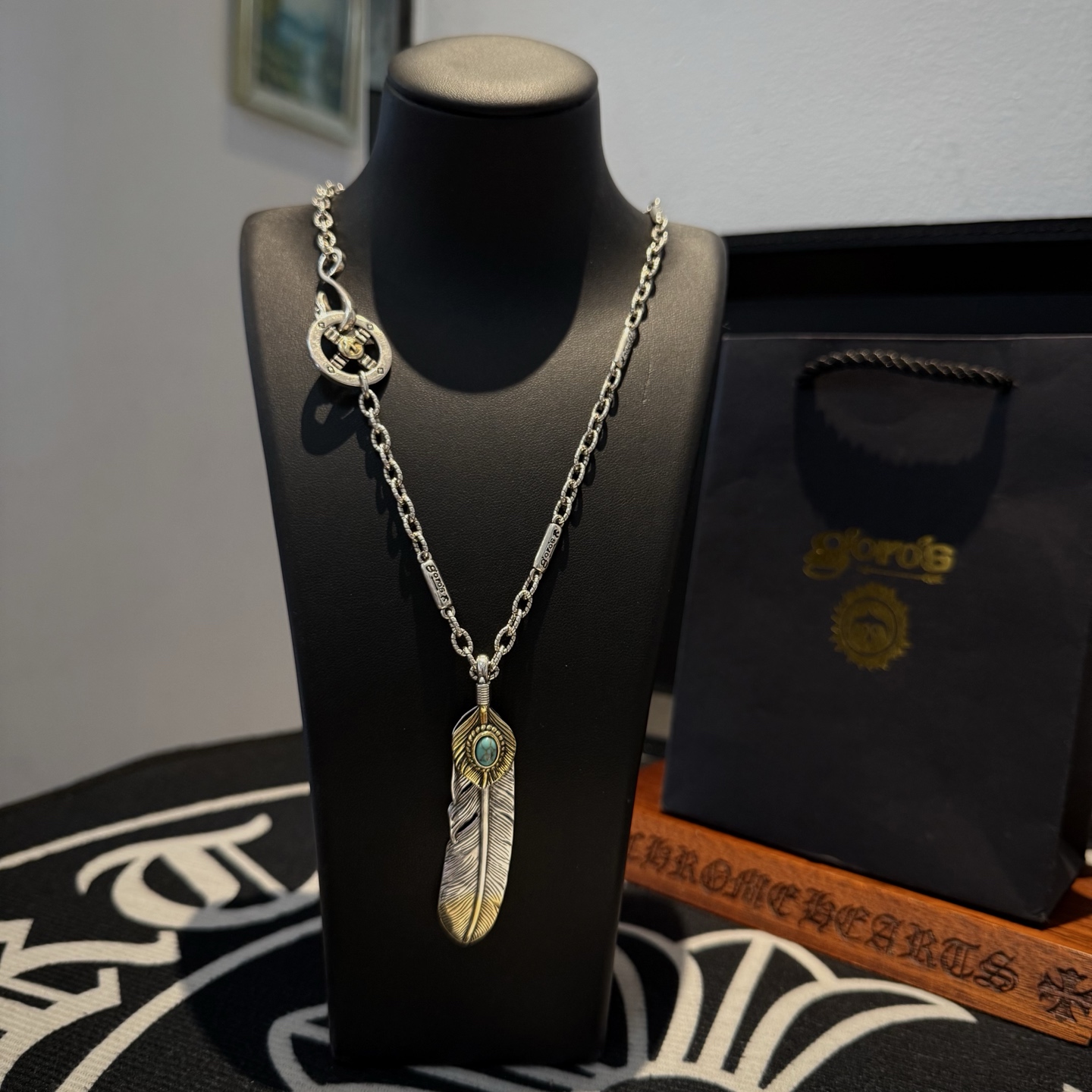 NO:112002,[New Products are on the Shelves] Goro’s Takahashi Goro Matsushi Feather Pendant, Takahashi Classic Necklace, Top Version, Accepted Exclusive Shooting, Focus on the High-end Market, Kuaishou/ins/Xiaohongshu popular models, absolutely different from ordinary versions!  The details of the picture product are consistent with ZP!  Original production process, precision quality, purely handmade, authentic model opening, fashion essentials, both men and women can wear, same couple style, rock punk silver style, retro elements, trendy and versatile, same style on the official website, fine jewelry, necklace19860909【新品上架】Goro’s高桥吾郎松石羽毛吊坠,高桥经典项链,顶级版本,认准独家拍摄,主攻高端市场 ,快手/ins/小红书热门款,绝对区别普通版本！图片产品细节与ZP一致！原版制作工艺 精工品质 纯手工打造 ～正品开模潮流时尚必备 男女均可佩戴 情侣款同款 摇滚朋克泰银风格 复古元素 潮流百搭 官网同款,饰品精品,necklace,Jewelry