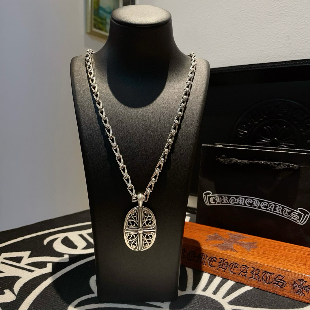 NO:112237,New [Counter Quality] Chrome Hearts Croxin Classic retro cross necklace Oval vine flower cross pendant Different pattern design styles present unique cross Scout flowers are Croxin's ambitions, so they last longer. Genuine version of Chrome Hearts Croxin, differentiated market ordinary light version, benchmarked on quality, look at the details of the letter printing, retro old gray oxygen level. Seiko version!  !  !  Pure handmade ~ Authentic model opening must-have fashion and fashion, both men and women can wear it, same style for couples, original official website, rock punk style silver style, retro elements, trendy and versatile!  , jewelry boutique, chrome hearts, chrome hearts, necklace19860909新款【专柜品质】Chrome Hearts克罗心 经典复古十字架项链 椭圆形藤花十字架吊坠 凹凸造型不同的花纹设计风格 呈现出与众不同 十字架 童军花是克罗心的志 所以更经久不衰 正品打版Chrome Hearts克罗心 区别市场普通轻版 对版对标品质 看字印细节 复古做旧灰氧程度.精工版本！！！ 纯手工打造 ～正品开模潮流时尚必备 男女均可佩戴 情侣同款 官网原版 摇滚朋克泰银风格 复古元素 潮流百搭！,饰品精品,chrome hearts,chrome hearts,necklace,Jewelry