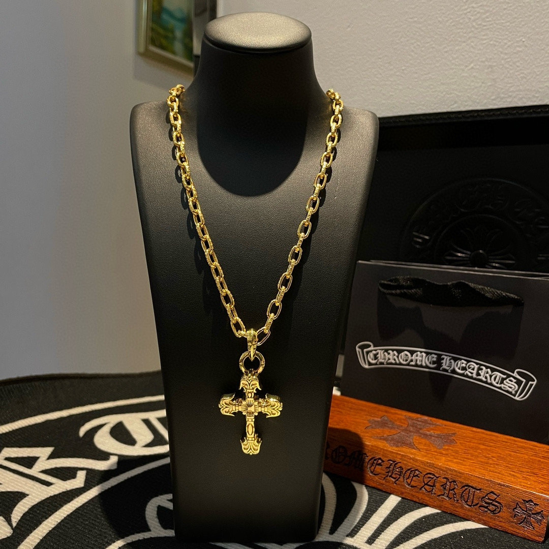 NO:112244,[Counter Quality] Chrome Hearts Croxin golden classic letter necklace, flame cross pendant, different pattern design styles with concave and convex shapes, presenting unique cross. The Scout flower is Croxin's ambition, so it lasts for a long time. Genuine version of Chrome Hearts Croxin, different from the market, benchmark the quality of the version, look at the details of the letter printing, retro, old gray oxygen level. Seiko version!  !  !  Pure handmade ~ Authentic model opening must-have fashion and fashion, both men and women can wear it, same style for couples, original official website, rock punk style silver style, retro elements, trendy and versatile!  , jewelry boutique, chrome hearts, chrome hearts, necklace, gold19860909【专柜品质】Chrome Hearts克罗心黄金色经典字母项链,火焰十字架吊坠 凹凸造型不同的花纹设计风格 呈现出与众不同 十字架 童军花是克罗心的志 所以更经久不衰 正品打版Chrome Hearts克罗心 区别市场普通轻版 对版对标品质 看字印细节 复古做旧灰氧程度.精工版本！！！ 纯手工打造 ～正品开模潮流时尚必备 男女均可佩戴 情侣同款 官网原版 摇滚朋克泰银风格 复古元素 潮流百搭！,饰品精品,chrome hearts,chrome hearts,necklace,gold,Jewelry