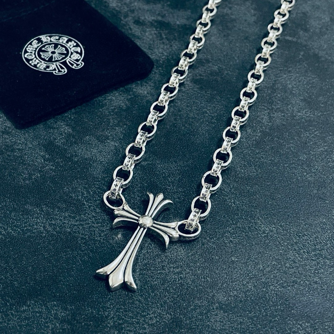 NO:112596,Crush Chrome Hearts Croheart cross pendant, one-piece letter necklace, imported paired craftsmanship, pure handmade, authentic fashion essential for opening molds, can be worn by both men and women, same style for couples, rock punk silver style, retro elements, trendy and versatile, same style for the official website, new style for jewelry, fine jewelry, chrome hearts, chrome hearts, necklace19860909批 Chrome Hearts 克罗心十字架吊坠 连体字母项链 进口对版工艺 纯手工打造 ～正品开模潮流时尚必备 男女均可佩戴 情侣款同款 摇滚朋克泰银风格 复古元素 潮流百搭 官网同款新款,饰品精品,chrome hearts,chrome hearts,necklace,Jewelry