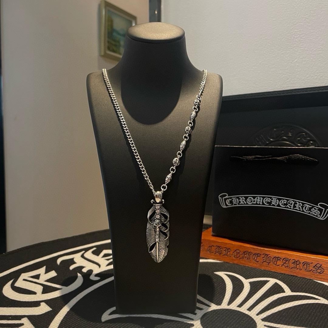 NO:112612,New [Counter Quality] Chrome Hearts Croxin Classic retro multi-element side necklace Feather diamond pendant Different pattern design styles with concave and convex shapes present uniqueness Cross Scout flowers are Croxin's ambitions, so they last longer. Genuine version Chrome Hearts Croxin Difference to the market ordinary light version, match the quality of the version, look at the details of the letter printing, the degree of retro old gray oxygen. Seiko version!  !  !  Pure handmade ~ Authentic model opening must-have fashion and fashion, both men and women can wear it, same style for couples, original official website, rock punk style silver style, retro elements, trendy and versatile!  , jewelry boutique, chrome hearts, chrome hearts, necklace19860909新款【专柜品质】Chrome Hearts克罗心 经典复古多元素侧身项链 羽毛镶钻吊坠 凹凸造型不同的花纹设计风格 呈现出与众不同 十字架 童军花是克罗心的志 所以更经久不衰 正品打版Chrome Hearts克罗心 区别市场普通轻版 对版对标品质 看字印细节 复古做旧灰氧程度.精工版本！！！ 纯手工打造 ～正品开模潮流时尚必备 男女均可佩戴 情侣同款 官网原版 摇滚朋克泰银风格 复古元素 潮流百搭！,饰品精品,chrome hearts,chrome hearts,necklace,Jewelry