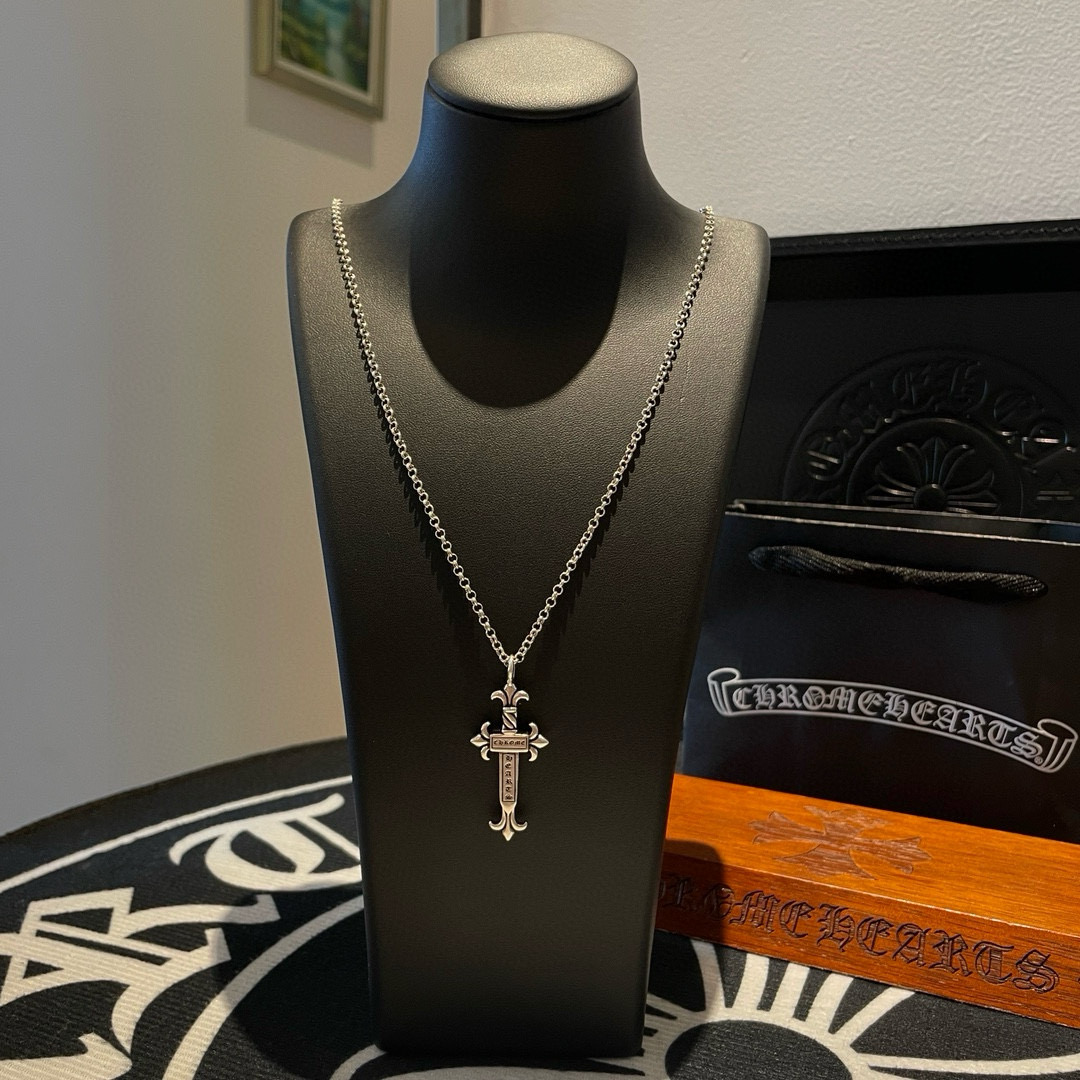 NO:112618,New [Counter Quality] Chrome Hearts Croxin Classic retro necklace Double-sided cross sword pendant Rotable Different pattern design styles with concave and convex shapes Present unique Cross Scout flowers are Croxin's ambitions, so they last longer. Genuine version of Chrome Hearts Croxin Difference to the market ordinary light version, match the quality of the version, look at the details of the letter printing, retro old gray oxygen level. Seiko version!  !  !  Pure handmade ~ Authentic model opening must-have fashion and fashion, both men and women can wear it, same style for couples, original official website, rock punk style silver style, retro elements, trendy and versatile!  , jewelry boutique, chrome hearts, chrome hearts, necklace19860909新款【专柜品质】Chrome Hearts克罗心 经典复古项链 双面十字架宝剑吊坠 可转动 凹凸造型不同的花纹设计风格 呈现出与众不同 十字架 童军花是克罗心的志 所以更经久不衰 正品打版Chrome Hearts克罗心 区别市场普通轻版 对版对标品质 看字印细节 复古做旧灰氧程度.精工版本！！！ 纯手工打造 ～正品开模潮流时尚必备 男女均可佩戴 情侣同款 官网原版 摇滚朋克泰银风格 复古元素 潮流百搭！,饰品精品,chrome hearts,chrome hearts,necklace,Jewelry
