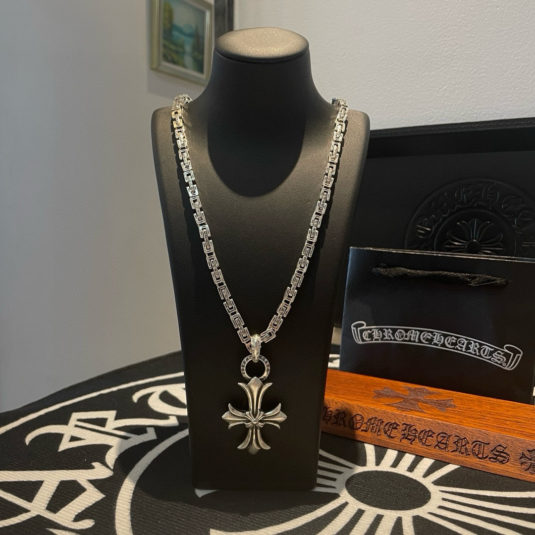 NO:112625,New [Counter Quality] Chrome Hearts Croxin Classic retro square buckle necklace, cross pendant, different pattern design styles with concave and concave shapes present a unique style. Cross Scout flowers are Croxin's ambitions, so they last longer. Genuine version of Chrome Hearts Croxin, differentiated from the market, benchmarked on the quality of the version, looked at the details of the letter printing, the degree of retro old gray oxygen. Seiko version!  !  !  Pure handmade ~ Authentic model opening must-have fashion and fashion, both men and women can wear it, same style for couples, original official website, rock punk style silver style, retro elements, trendy and versatile!  , jewelry boutique, chrome hearts, chrome hearts, necklace19860909新款【专柜品质】Chrome Hearts克罗心 经典复古方扣项链 ,十字架吊坠,凹凸造型不同的花纹设计风格 呈现出与众不同 十字架 童军花是克罗心的志 所以更经久不衰 正品打版Chrome Hearts克罗心 区别市场普通轻版 对版对标品质 看字印细节 复古做旧灰氧程度.精工版本！！！ 纯手工打造 ～正品开模潮流时尚必备 男女均可佩戴 情侣同款 官网原版 摇滚朋克泰银风格 复古元素 潮流百搭！,饰品精品,chrome hearts,chrome hearts,necklace,Jewelry