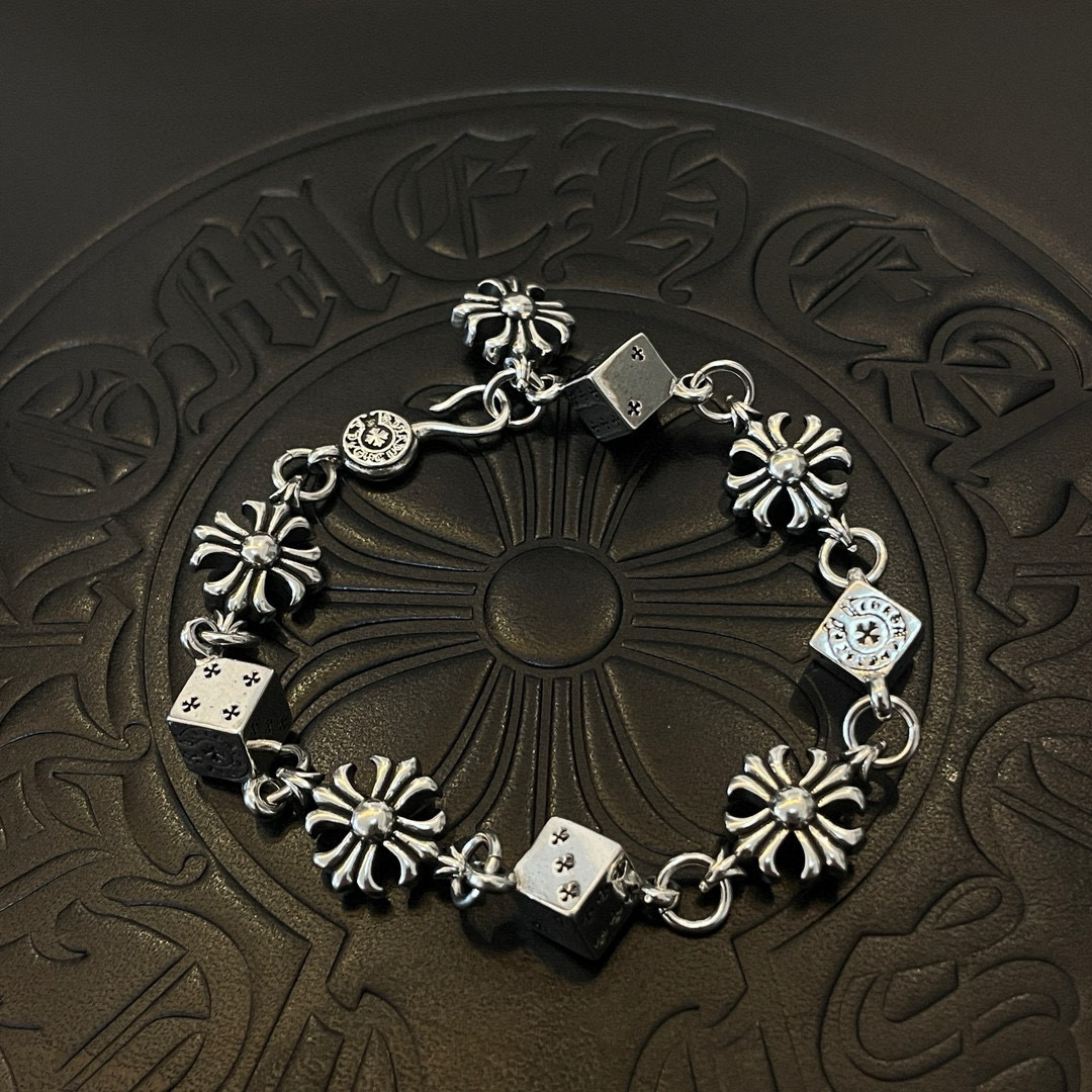 NO:112627,New [Counter Quality] Chrome Hearts Croxin Cross* Dice Bracelet Different concave and convex and concave design styles present unique Cross Scout flowers are Croxin's ambitions, so they last longer. Genuine version Chrome Hearts Croxin Difference to the market ordinary light version, match the quality of the version, look at the details of the letter printing, retro old gray oxygen level. Seiko version!  !  !  Pure handmade ~ Authentic model opening must-have fashion and fashion, both men and women can wear it, same style for couples, original official website, rock punk style silver style, retro elements, trendy and versatile!  , jewelry boutique, chrome hearts, chrome hearts, bracelet19860909新款【专柜品质】Chrome Hearts克罗心 十字架*骰子手链 凹凸造型不同的花纹设计风格 呈现出与众不同 十字架 童军花是克罗心的志 所以更经久不衰 正品打版Chrome Hearts克罗心 区别市场普通轻版 对版对标品质 看字印细节 复古做旧灰氧程度.精工版本！！！ 纯手工打造 ～正品开模潮流时尚必备 男女均可佩戴 情侣同款 官网原版 摇滚朋克泰银风格 复古元素 潮流百搭！,饰品精品,chrome hearts,chrome hearts,bracelet,Jewelry