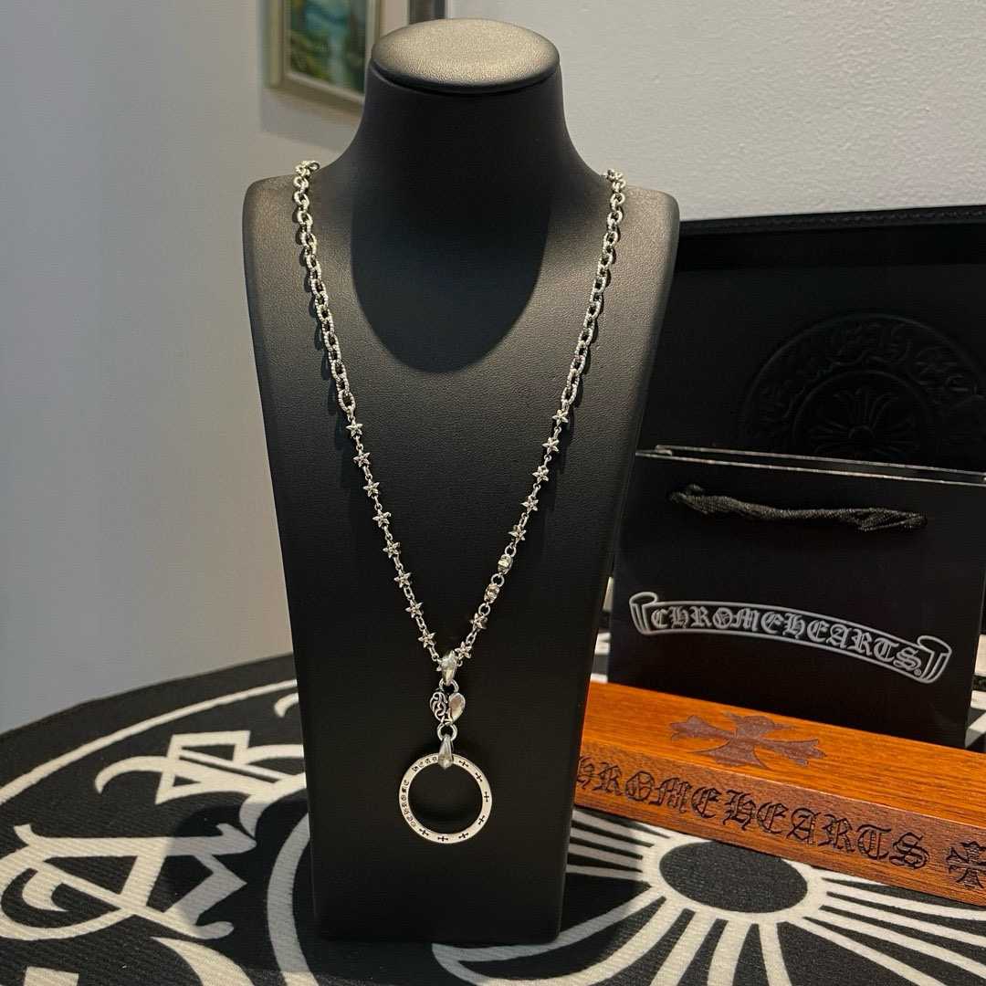 NO:112629,Batch New model [Counter Quality] Chrome Hearts Croxin Classic Five-Star Flower Necklace, Heart Ring Pendant, Different Concave and Convex and Convex Scout Flowers are Croxin's ambition, so they last longer. Genuine version of Chrome Hearts Croxin, different from the market, benchmark the quality of the version, look at the details of the letter printing, retro, old gray oxygen level. Seiko version!  !  !  Pure handmade ~ Authentic model opening must-have fashion and fashion, both men and women can wear it, same style for couples, original official website, rock punk style silver style, retro elements, trendy and versatile!  , jewelry boutique, chrome hearts, chrome hearts, necklace19860909批 新款【专柜品质】Chrome Hearts克罗心经典五星花项链 爱心圆环吊坠 凹凸造型不同的花纹设计风格 呈现出与众不同 十字架 童军花是克罗心的志 所以更经久不衰 正品打版Chrome Hearts克罗心 区别市场普通轻版 对版对标品质 看字印细节 复古做旧灰氧程度.精工版本！！！ 纯手工打造 ～正品开模潮流时尚必备 男女均可佩戴 情侣同款 官网原版 摇滚朋克泰银风格 复古元素 潮流百搭！,饰品精品,chrome hearts,chrome hearts,necklace,Jewelry