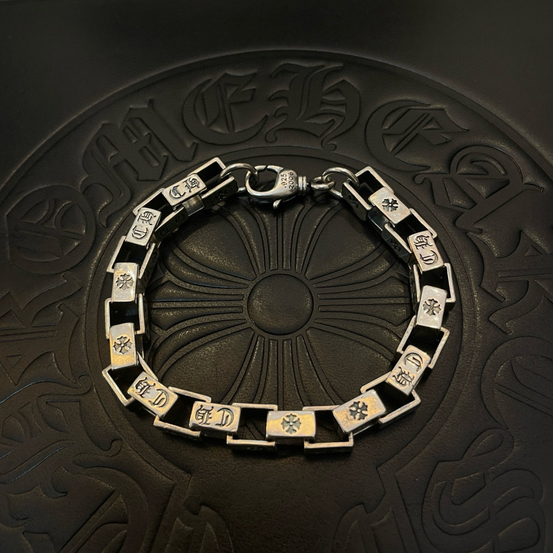 NO:112630,Batch New Model [Counter Quality] Chrome Hearts Croxin Classic Retro Multi-Element Bracelet, Kuaishou/ins/Little Red Book popular, different concave and convex and convex design styles present unique. Cross Scout Flower is Croxin's logo, so it lasts for a long time. Genuine version of Chrome Hearts Croxin, different from the market, benchmark the quality of the version, look at the details of the letter printing, retro, old gray oxygen level. Seiko version!  , jewelry boutique, chrome hearts, chrome hearts, bracelet19860909批 新款【专柜品质】Chrome Hearts克罗心 经典复古多元素手链 ,快手/ins/小红书热门,凹凸造型不同的花纹设计风格呈现出与众不同 十字架童军花是克罗心的标志 所以更经久不衰 正品打版Chrome Hearts克罗心 区别市场普通轻版 对版对标品质 看字印细节 复古做旧灰氧程度.精工版本！,饰品精品,chrome hearts,chrome hearts,bracelet,Jewelry