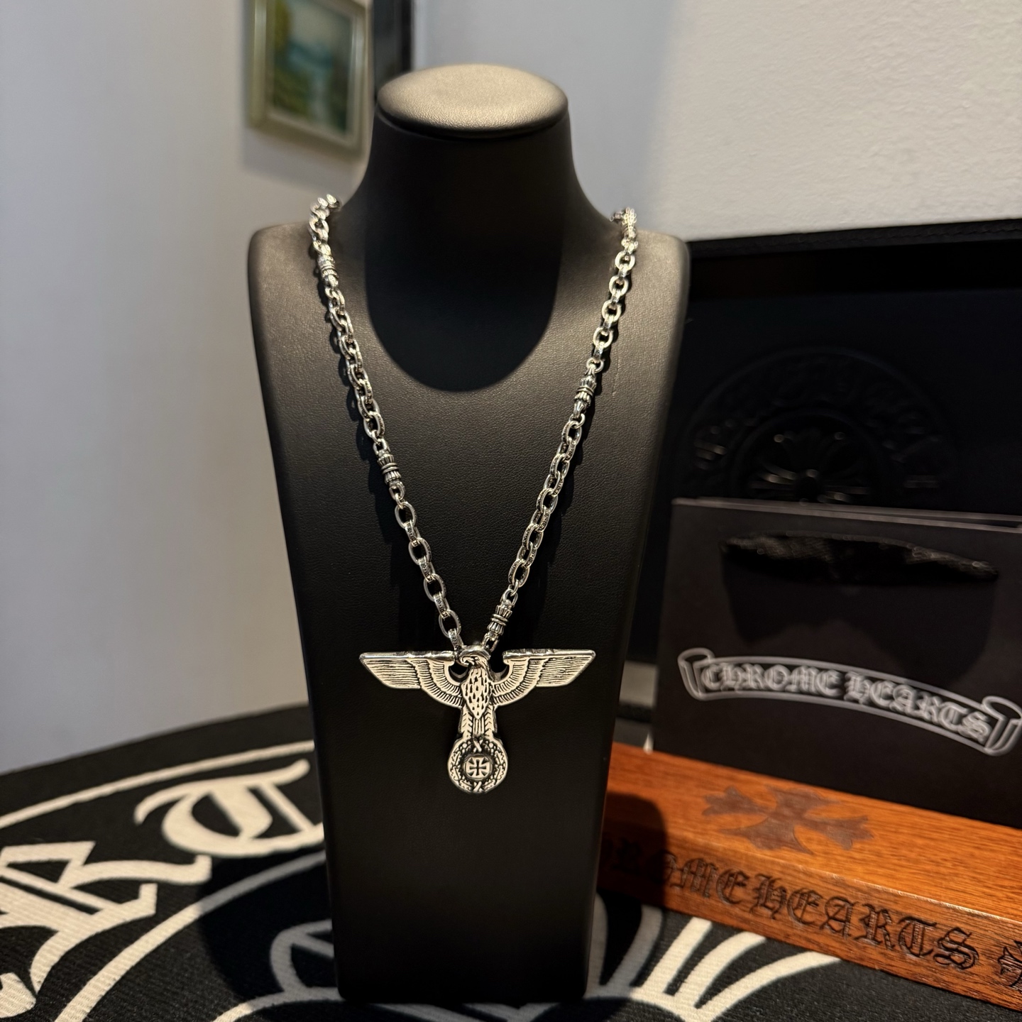 NO:112665,New [Counter Quality] Chrome Hearts Cross Necklace, Flying Eagle Pendant, Different Concave and Convex and Convex Design Styles, Showing a Different Style. Cross Scout Flower is Croxin's Ambition, so it lasts forever. Genuine Chrome Hearts Croxin, Different from the market, Benchmarking the quality of the version, Look at the details of the letter printing, Retro and old gray oxygen level. Seiko version!  !  !  Pure handmade ~ Authentic model opening must-have fashion and fashion, both men and women can wear it, same style for couples, original official website, rock punk style silver style, retro elements, trendy and versatile!  , jewelry boutique, chrome hearts, chrome hearts, necklace19860909新款【专柜品质】Chrome Hearts克罗心十字架项链,飞鹰吊坠 凹凸造型不同的花纹设计风格 呈现出与众不同 十字架 童军花是克罗心的志 所以更经久不衰 正品打版Chrome Hearts克罗心 区别市场普通轻版 对版对标品质 看字印细节 复古做旧灰氧程度.精工版本！！！ 纯手工打造 ～正品开模潮流时尚必备 男女均可佩戴 情侣同款 官网原版 摇滚朋克泰银风格 复古元素 潮流百搭！,饰品精品,chrome hearts,chrome hearts,necklace,Jewelry