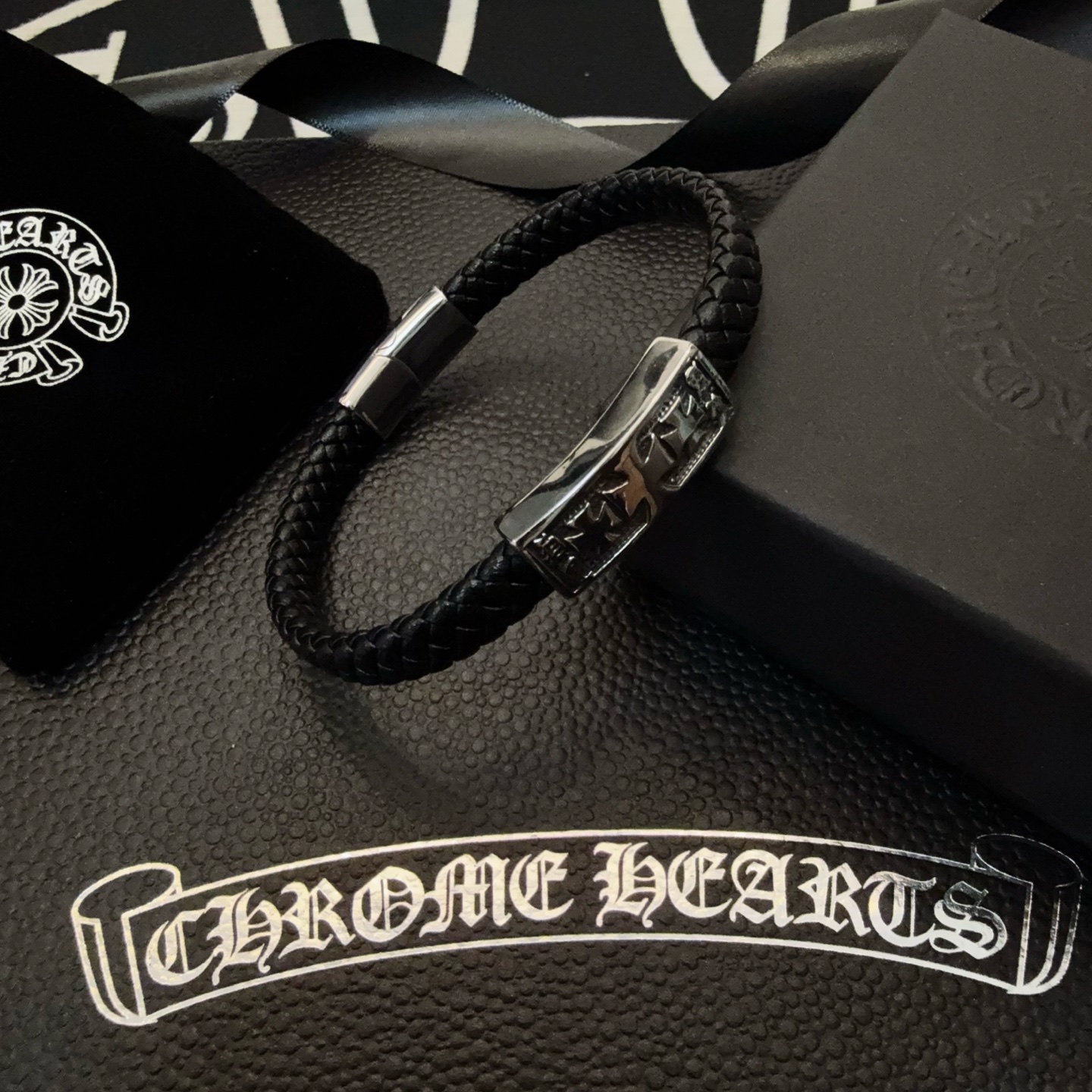 NO:112657,Chrome He@rts Crosin Cross Leather Rope Bracelet ~ Genuine Model Opening, Paired Engraving, Original Logo Trendy and Fashion Essentials for Men and Women, Couple Style, Rock Punk Twin Silver Style, Retro Elements, Trendy and versatile, Same Model on the official website, Boutique jewelry, Chrome hearts, Chrome hearts, bracelet19860909Chrome He@rts 克罗心十字架皮绳手链～正品开模 对版刻字 原版logo潮流时尚必备 男女均可佩戴 情侣款同款 摇滚朋克泰银风格 复古元素 潮流百搭 官网同款,饰品精品,chrome hearts,chrome hearts,bracelet,Jewelry
