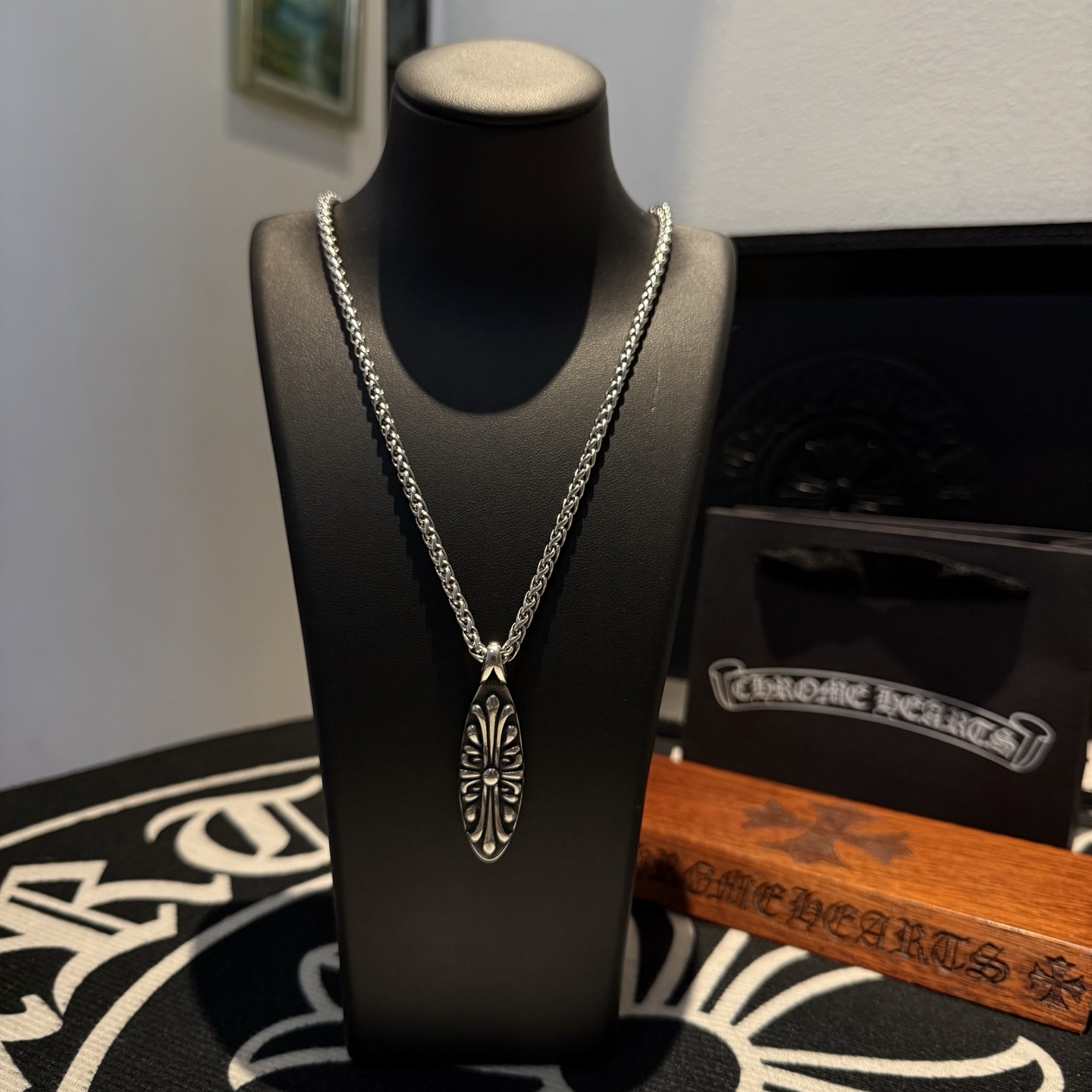 NO:112663,New [Counter Quality] Chrome Hearts Croxin necklace, cross flower pendant, different pattern design styles with concave and convex shapes, presenting uniqueness. Cross Scout flowers are Croxin's ambitions, so they last longer. Genuine version of Chrome Hearts Croxin, differentiated from the market, benchmarked on the quality of the version, looking at the details of the letter printing, retro, old gray oxygen level. Seiko version!  !  !  Pure handmade ~ Authentic model opening must-have fashion and fashion, both men and women can wear it, same style for couples, original official website, rock punk style silver style, retro elements, trendy and versatile!  , jewelry boutique, chrome hearts, chrome hearts, necklace19860909新款【专柜品质】Chrome Hearts克罗心项链,十字花吊坠 凹凸造型不同的花纹设计风格 呈现出与众不同 十字架 童军花是克罗心的志 所以更经久不衰 正品打版Chrome Hearts克罗心 区别市场普通轻版 对版对标品质 看字印细节 复古做旧灰氧程度.精工版本！！！ 纯手工打造 ～正品开模潮流时尚必备 男女均可佩戴 情侣同款 官网原版 摇滚朋克泰银风格 复古元素 潮流百搭！,饰品精品,chrome hearts,chrome hearts,necklace,Jewelry