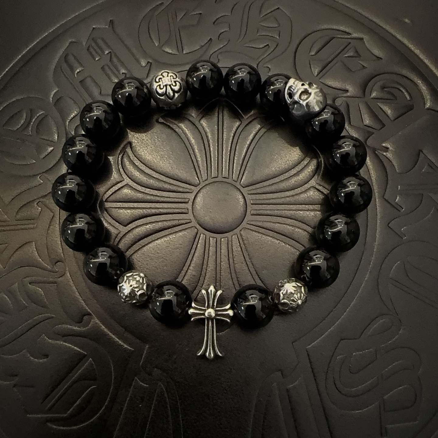 NO:112666,Batch New model [Counter Quality] Chrome Hearts Croxin Classic retro multi-element obsidian bracelet, Kuaishou/ins/Little Red Book popular, different concave and convex and convex design styles present unique. Cross Scout flowers are Croxin's logo, so they last longer. Genuine version Chrome Hearts Croxin Difference to the market ordinary light version, match the quality of the version, look at the details of the letter printing, retro old gray oxygen level. Seiko version!  , jewelry boutique, chrome hearts, chrome hearts, bracelet19860909批 新款【专柜品质】Chrome Hearts克罗心 经典复古多元素黑曜石手串手链 ,快手/ins/小红书热门,凹凸造型不同的花纹设计风格呈现出与众不同 十字架童军花是克罗心的标志 所以更经久不衰 正品打版Chrome Hearts克罗心 区别市场普通轻版 对版对标品质 看字印细节 复古做旧灰氧程度.精工版本！,饰品精品,chrome hearts,chrome hearts,bracelet,Jewelry