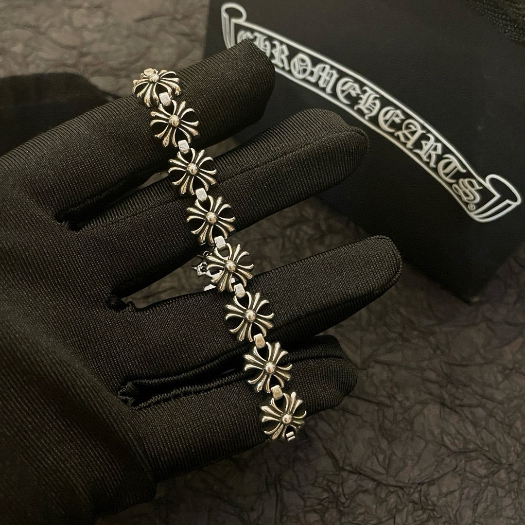 NO:112647,New [Counter Quality] Chrome Hearts Croxin Classic retro old cross bracelet with different concave and convex and concave design styles present unique crosses Cross Scout flowers are Croxin's ambitions, so they last longer. Genuine version of Chrome Hearts Croxin, differentiated from the market, benchmarked on the quality of the version, looked at the details of the letter printing, the degree of retro old gray oxygen. Seiko version!  !  !  Pure handmade ~ Authentic model opening must-have fashion and fashion, both men and women can wear it, same style for couples, original official website, rock punk style silver style, retro elements, trendy and versatile!  , jewelry boutique, chrome hearts, chrome hearts, bracelet19860909新款【专柜品质】Chrome Hearts克罗心 经典复古做旧十字花手链 凹凸造型不同的花纹设计风格 呈现出与众不同 十字架 童军花是克罗心的志 所以更经久不衰 正品打版Chrome Hearts克罗心 区别市场普通轻版 对版对标品质 看字印细节 复古做旧灰氧程度.精工版本！！！ 纯手工打造 ～正品开模潮流时尚必备 男女均可佩戴 情侣同款 官网原版 摇滚朋克泰银风格 复古元素 潮流百搭！,饰品精品,chrome hearts,chrome hearts,bracelet,Jewelry