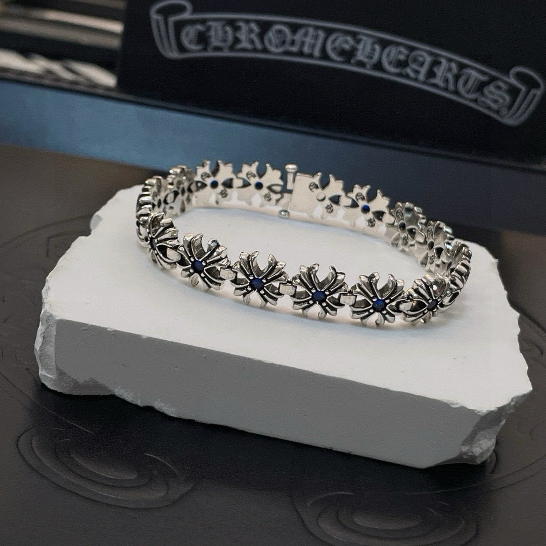 NO:112650,Batch New model [Counter Quality] Chrome Hearts Croxin Classic retro blue diamond cross bracelet with different concave and convex and concave design styles presenting unique cross Scout flowers are Croxin's ambitions, so they last longer. Genuine version of Chrome Hearts Croxin, differentiated from the market, benchmarked on the quality of the version, looked at the details of the letter printing, the degree of retro old gray oxygen. Seiko version!  !  !  Pure handmade ~ Authentic model opening must-have fashion and fashion, both men and women can wear it, same style for couples, original official website, rock punk style silver style, retro elements, trendy and versatile!  , jewelry boutique, chrome hearts, chrome hearts, bracelet19860909批 新款【专柜品质】Chrome Hearts克罗心 经典复古蓝钻十字花手链 凹凸造型不同的花纹设计风格 呈现出与众不同 十字架 童军花是克罗心的志 所以更经久不衰 正品打版Chrome Hearts克罗心 区别市场普通轻版 对版对标品质 看字印细节 复古做旧灰氧程度.精工版本！！！ 纯手工打造 ～正品开模潮流时尚必备 男女均可佩戴 情侣同款 官网原版 摇滚朋克泰银风格 复古元素 潮流百搭！,饰品精品,chrome hearts,chrome hearts,bracelet,Jewelry