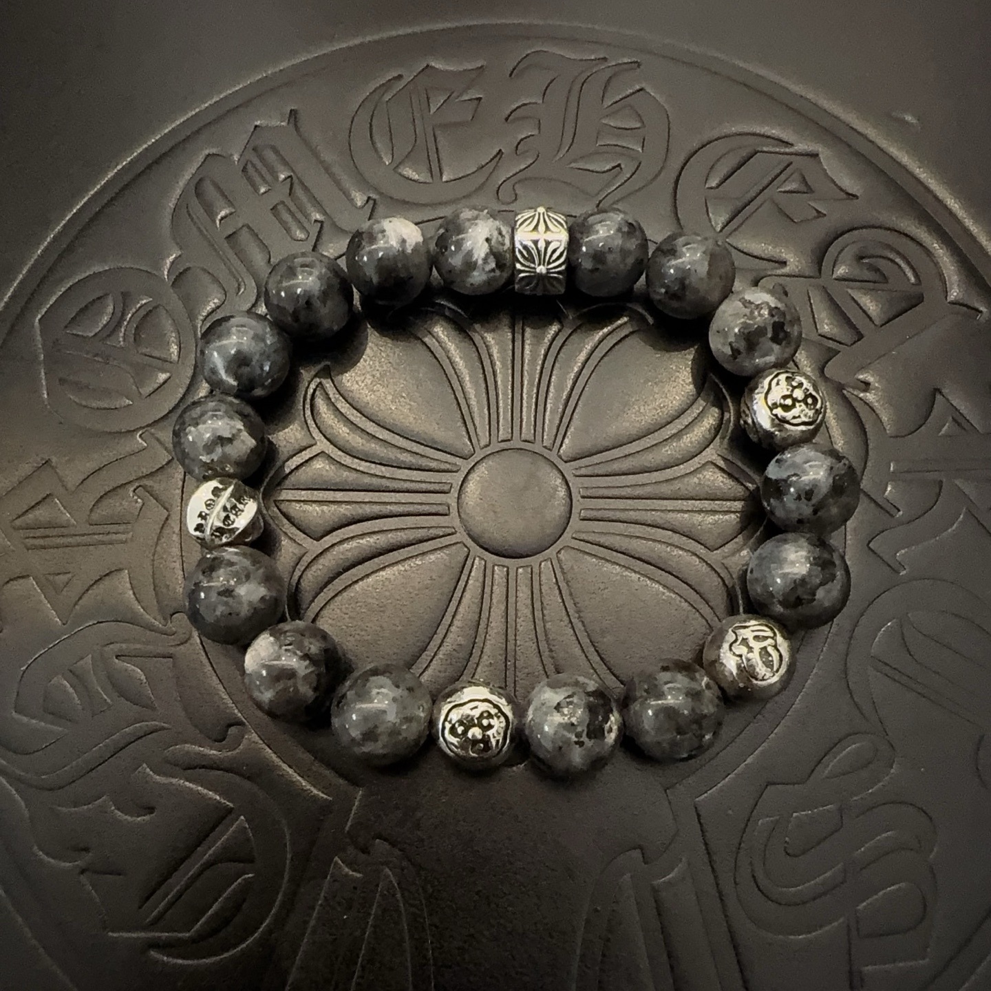 NO:112668,Batch New Model [Counter Quality] Chrome Hearts Croxin Classic Retro Multi-Element Bracelet Bracelet, Kuaishou/ins/Little Red Book Popular, Different Concave and Convex Scout Flowers present unique styles. Cross Scout Flowers are Croxin's logo, so they last longer. Genuine version Chrome Hearts Croxin Difference to the market ordinary light version, match the quality of the version, look at the details of the letter printing, retro and old gray oxygen level. Seiko version!  , jewelry boutique, chrome hearts, chrome hearts, bracelet19860909批 新款【专柜品质】Chrome Hearts克罗心 经典复古多元素手串手链 ,快手/ins/小红书热门,凹凸造型不同的花纹设计风格呈现出与众不同 十字架童军花是克罗心的标志 所以更经久不衰 正品打版Chrome Hearts克罗心 区别市场普通轻版 对版对标品质 看字印细节 复古做旧灰氧程度.精工版本！,饰品精品,chrome hearts,chrome hearts,bracelet,Jewelry