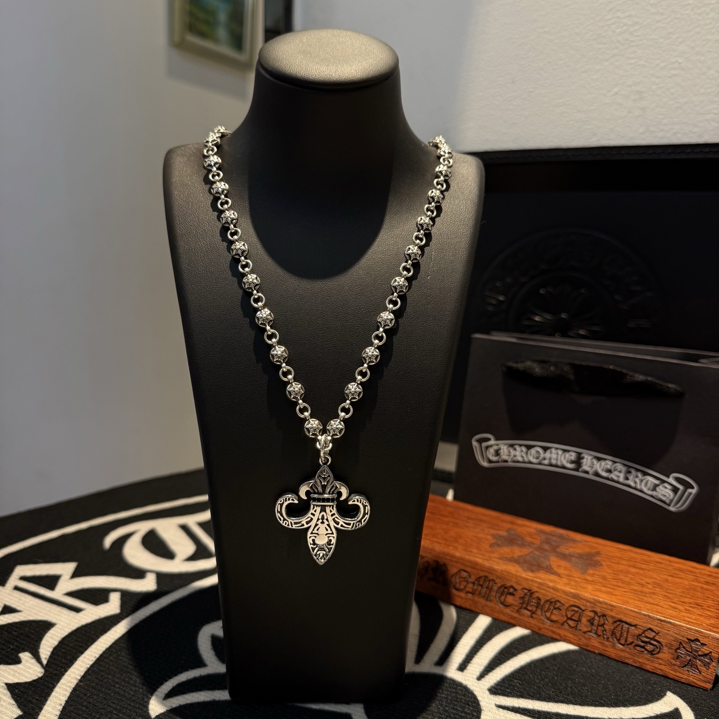 NO:112671,New [Counter Quality] Chrome Hearts Croxin hexagram necklace, Scout flower pendant, different concave and convex shapes, presenting unique styles, Cross Scout flower is Croxin's ambition, so it lasts for a long time. Genuine version of Chrome Hearts Croxin, differentiated from the market, benchmarked on the quality of the version, looking at the details of the letter printing, retro, old gray oxygen level. Seiko version!  !  !  Pure handmade ~ Authentic model opening must-have fashion and fashion, both men and women can wear it, same style for couples, original official website, rock punk style silver style, retro elements, trendy and versatile!  , jewelry boutique, chrome hearts, chrome hearts, necklace19860909新款【专柜品质】Chrome Hearts克罗心六芒星项链,童军花吊坠 凹凸造型不同的花纹设计风格 呈现出与众不同 十字架 童军花是克罗心的志 所以更经久不衰 正品打版Chrome Hearts克罗心 区别市场普通轻版 对版对标品质 看字印细节 复古做旧灰氧程度.精工版本！！！ 纯手工打造 ～正品开模潮流时尚必备 男女均可佩戴 情侣同款 官网原版 摇滚朋克泰银风格 复古元素 潮流百搭！,饰品精品,chrome hearts,chrome hearts,necklace,Jewelry