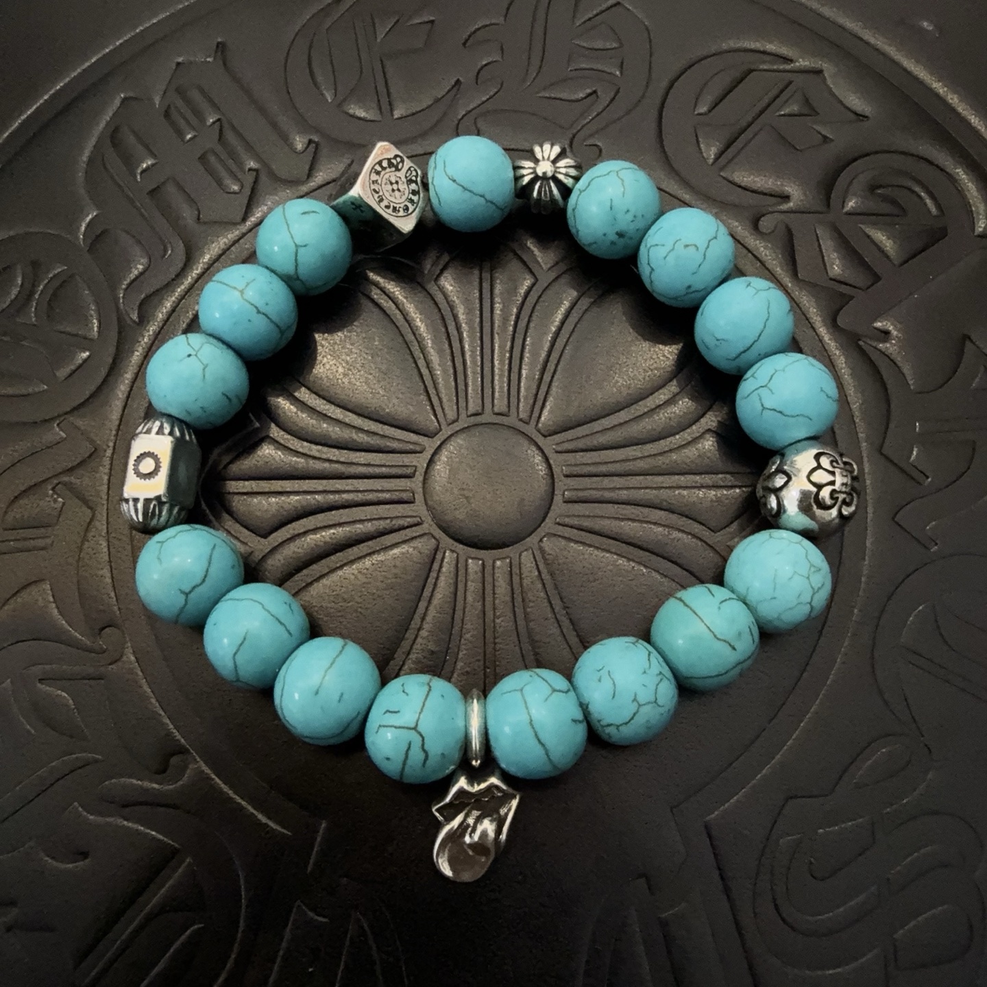 NO:112646,Batch New [Counter Quality] Chrome Hearts Croxin Classic retro multi-element turquoise bracelet, Kuaishou/ins/Little Red Book popular, different concave and convex and convex design styles present unique. Cross Scout flowers are Croxin's logo, so they last longer. Genuine version Chrome Hearts Croxin Difference to the market ordinary light version, match the quality of the version, look at the details of the letter printing, retro old gray oxygen level. Seiko version!  , jewelry boutique, chrome hearts, chrome hearts, bracelet19860909批 新款【专柜品质】Chrome Hearts克罗心 经典复古多元素绿松石手串手链 ,快手/ins/小红书热门,凹凸造型不同的花纹设计风格呈现出与众不同 十字架童军花是克罗心的标志 所以更经久不衰 正品打版Chrome Hearts克罗心 区别市场普通轻版 对版对标品质 看字印细节 复古做旧灰氧程度.精工版本！,饰品精品,chrome hearts,chrome hearts,bracelet,Jewelry