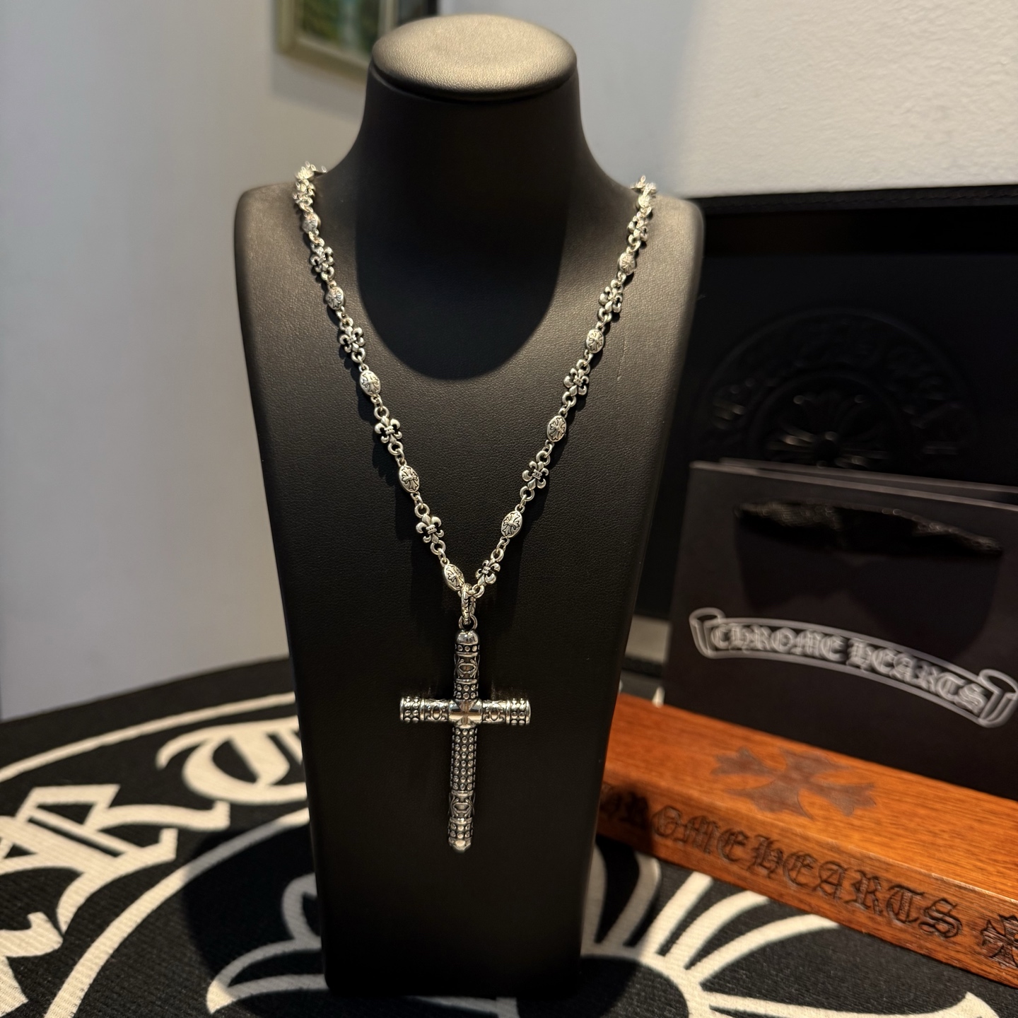 NO:112649,New [Counter Quality] Chrome Hearts Cross Necklace, Cross Pendant, Different Concave and Convex and Convex Design Styles, Showing a Different Style. Cross Scout Flower is Croxin's Ambition, so it lasts forever. Genuine Chrome Hearts Croxin, Different from the market, Benchmarking the quality of the version, Look at the details of the letter printing, Retro, Old Gray Oxygen Level. Seiko Version!  !  !  Pure handmade ~ Authentic model opening must-have fashion and fashion, both men and women can wear it, same style for couples, original official website, rock punk style silver style, retro elements, trendy and versatile!  , jewelry boutique, chrome hearts, chrome hearts, necklace19860909新款【专柜品质】Chrome Hearts克罗心十字架项链,十字架吊坠 凹凸造型不同的花纹设计风格 呈现出与众不同 十字架 童军花是克罗心的志 所以更经久不衰 正品打版Chrome Hearts克罗心 区别市场普通轻版 对版对标品质 看字印细节 复古做旧灰氧程度.精工版本！！！ 纯手工打造 ～正品开模潮流时尚必备 男女均可佩戴 情侣同款 官网原版 摇滚朋克泰银风格 复古元素 潮流百搭！,饰品精品,chrome hearts,chrome hearts,necklace,Jewelry