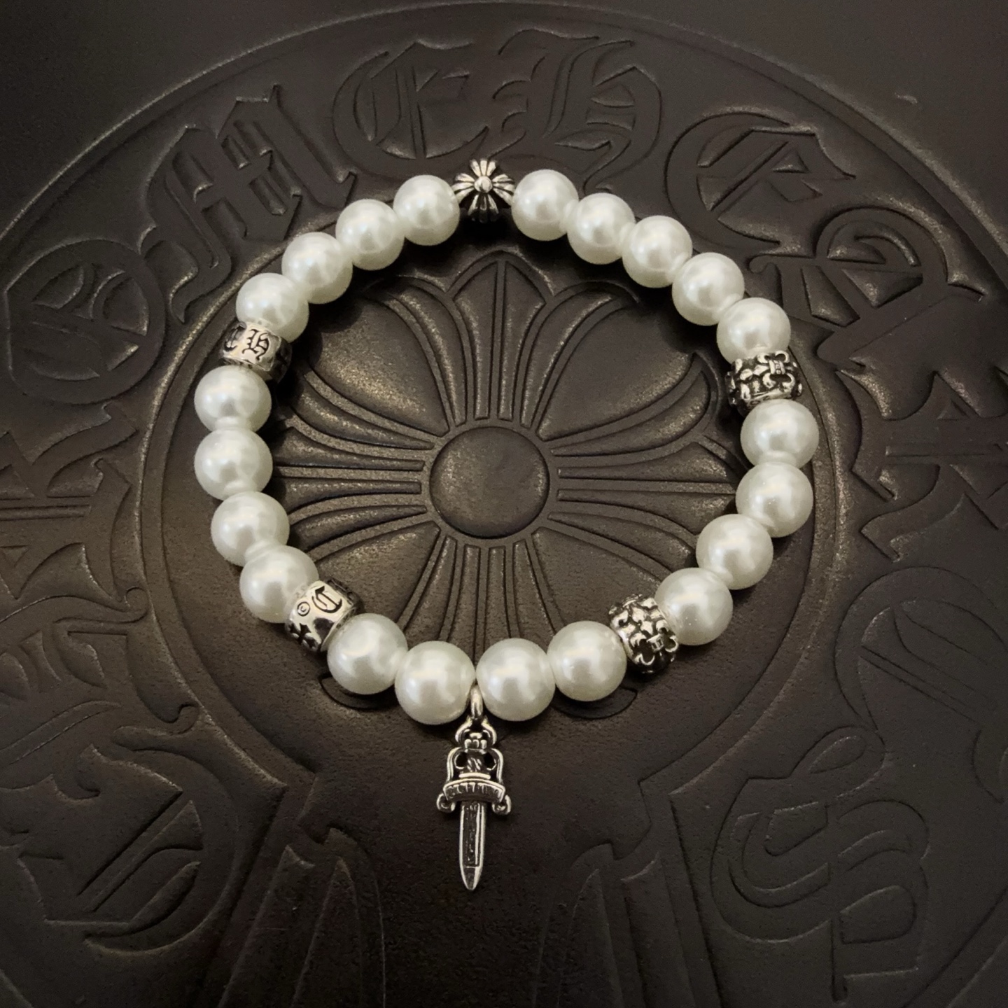 NO:112655,Batch New Model [Counter Quality] Chrome Hearts Croxin Classic retro multi-element pearl bracelet, Kuaishou/ins/Little Red Book popular, different concave and convex and convex design styles present unique. Cross Scout Flower is Croxin's logo, so it lasts for a long time. Genuine version of Chrome Hearts Croxin, different from the market, benchmark the quality of the version, look at the details of the letter printing, the degree of retro old gray oxygen. Seiko version!  , jewelry boutique, chrome hearts, chrome hearts, bracelet19860909批 新款【专柜品质】Chrome Hearts克罗心 经典复古多元素珍珠手串手链 ,快手/ins/小红书热门,凹凸造型不同的花纹设计风格呈现出与众不同 十字架童军花是克罗心的标志 所以更经久不衰 正品打版Chrome Hearts克罗心 区别市场普通轻版 对版对标品质 看字印细节 复古做旧灰氧程度.精工版本！,饰品精品,chrome hearts,chrome hearts,bracelet,Jewelry