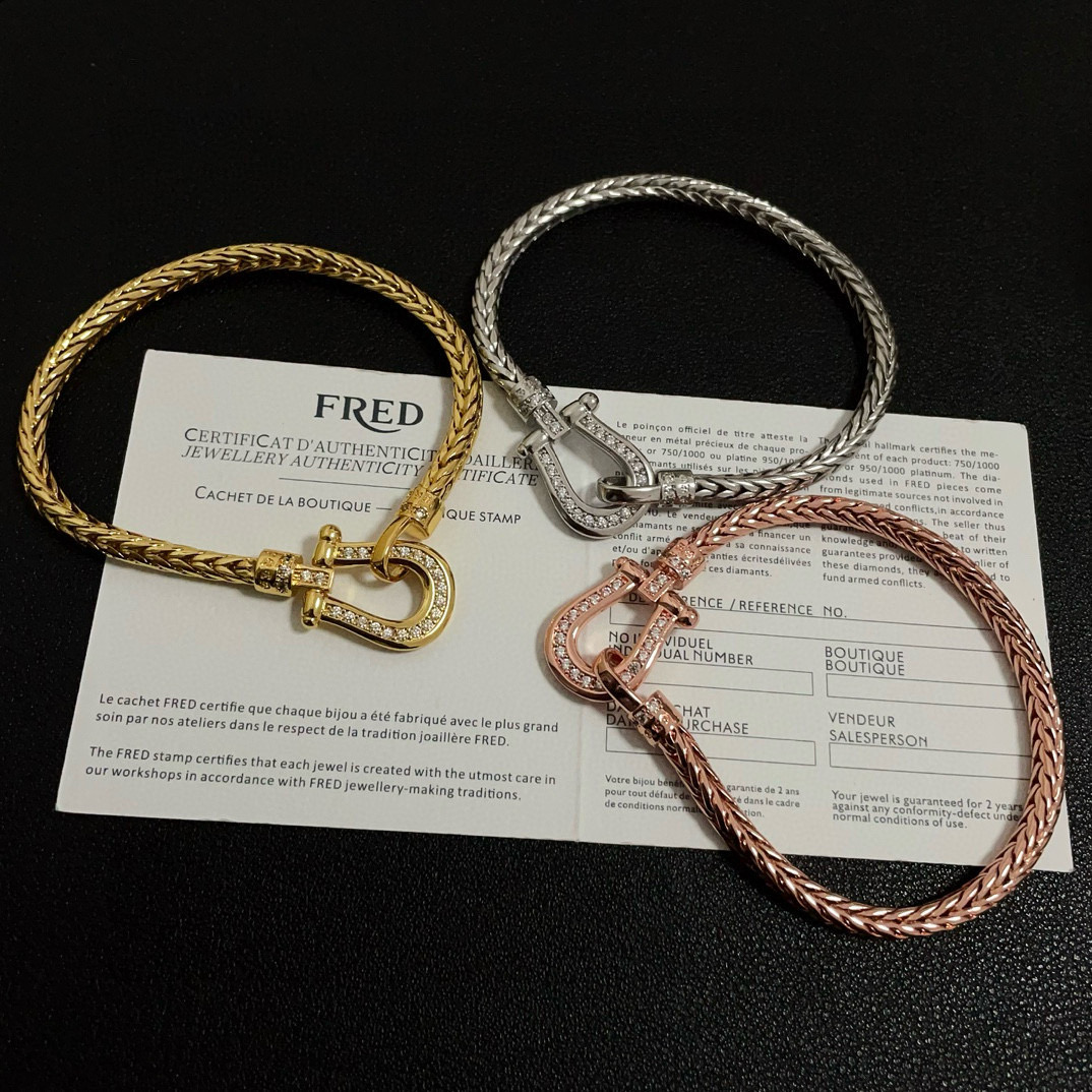 NO:112664,The popular Feredman Diamond Horseshoe Buckling Bracelet, classic and versatile, Internet celebrity expert, fashion must-have items for fashion, 11 pairs of customized versions, thickened electroplating 18k technology, very versatile!  !  Silver Gold Gold, jewelry boutique, bracelet, gold19860909批 火爆 费雷德满钻马蹄扣手镯,经典百搭,网红达人 时尚一族备必单品时尚精致,11对版定制,加厚电镀18k工艺,上手效果非常百搭！！银色 金色 黄金色,饰品精品,bracelet,gold,Jewelry
