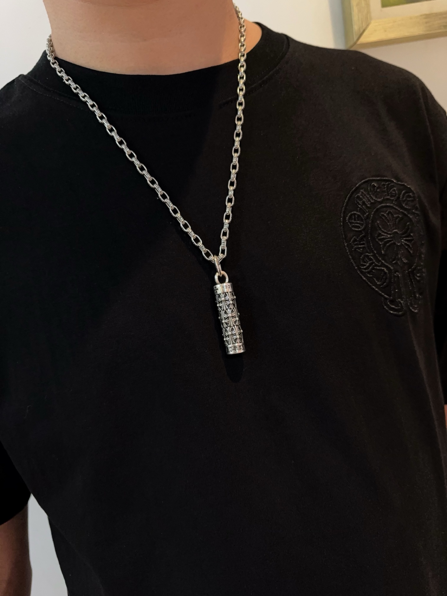 💰145 【专柜品质】Chrome Hearts克罗心十字架项链，十字架圆柱吊坠 凹凸造型不同的花纹设计风格 呈现出与众不同 十字架 童军花是克罗心的志 所以更经久不衰 正品打版Chrome Hearts克罗心 区别市场普通轻版 对版对标品质 看字印细节 复古做旧灰氧程度.精工版本！！！ 纯手工打造 ～正品开模💝潮流时尚必备 男女均可佩戴 情侣同款 官网原版 摇滚朋克泰银风格 复古元素 潮流百搭！