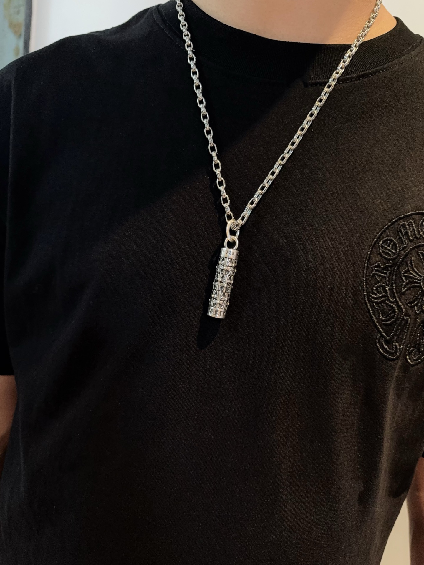 💰145 【专柜品质】Chrome Hearts克罗心十字架项链，十字架圆柱吊坠 凹凸造型不同的花纹设计风格 呈现出与众不同 十字架 童军花是克罗心的志 所以更经久不衰 正品打版Chrome Hearts克罗心 区别市场普通轻版 对版对标品质 看字印细节 复古做旧灰氧程度.精工版本！！！ 纯手工打造 ～正品开模💝潮流时尚必备 男女均可佩戴 情侣同款 官网原版 摇滚朋克泰银风格 复古元素 潮流百搭！