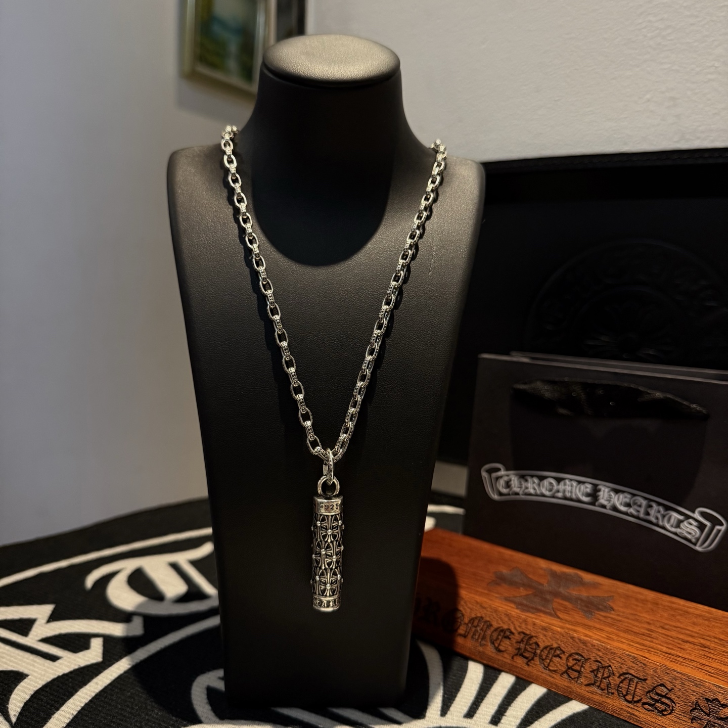 NO:113056,[Counter Quality] Chrome Hearts Cross Necklace, Cross Cylindrical Pendant, Different Concave and Convex and Convex Scout Flowers are Croxin's ambition, so they last forever. Genuine version of Chrome Hearts Croxin, different from the market, benchmark the quality of the version, look at the details of the letter printing, retro old gray oxygen level. Seiko version!  !  !  Pure handmade ~ Authentic model opening must-have fashion and fashion, both men and women can wear it, same style for couples, original official website, rock punk style silver style, retro elements, trendy and versatile!  , jewelry boutique, chrome hearts, chrome hearts, necklace19860909【专柜品质】Chrome Hearts克罗心十字架项链,十字架圆柱吊坠 凹凸造型不同的花纹设计风格 呈现出与众不同 十字架 童军花是克罗心的志 所以更经久不衰 正品打版Chrome Hearts克罗心 区别市场普通轻版 对版对标品质 看字印细节 复古做旧灰氧程度.精工版本！！！ 纯手工打造 ～正品开模潮流时尚必备 男女均可佩戴 情侣同款 官网原版 摇滚朋克泰银风格 复古元素 潮流百搭！,饰品精品,chrome hearts,chrome hearts,necklace,Jewelry