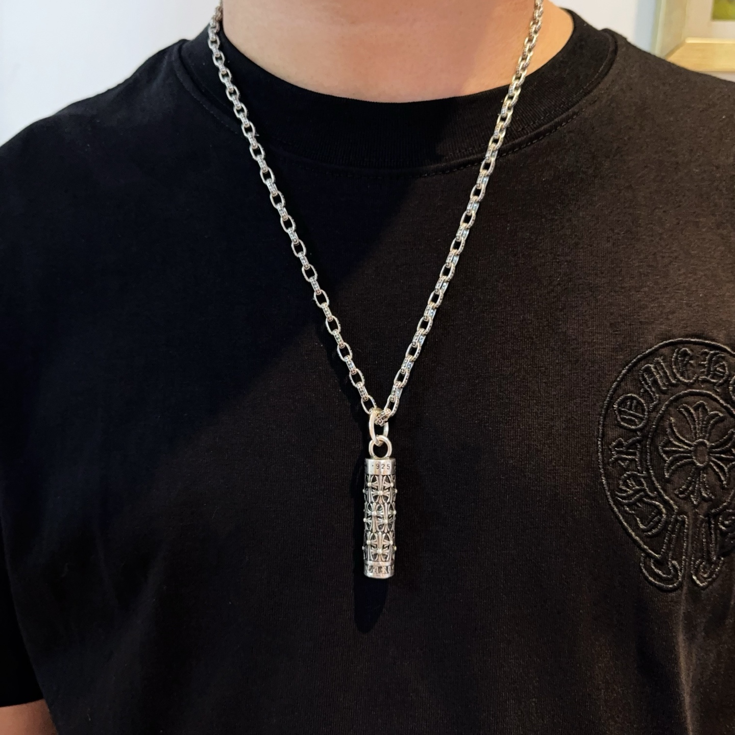 💰145 【专柜品质】Chrome Hearts克罗心十字架项链，十字架圆柱吊坠 凹凸造型不同的花纹设计风格 呈现出与众不同 十字架 童军花是克罗心的志 所以更经久不衰 正品打版Chrome Hearts克罗心 区别市场普通轻版 对版对标品质 看字印细节 复古做旧灰氧程度.精工版本！！！ 纯手工打造 ～正品开模💝潮流时尚必备 男女均可佩戴 情侣同款 官网原版 摇滚朋克泰银风格 复古元素 潮流百搭！