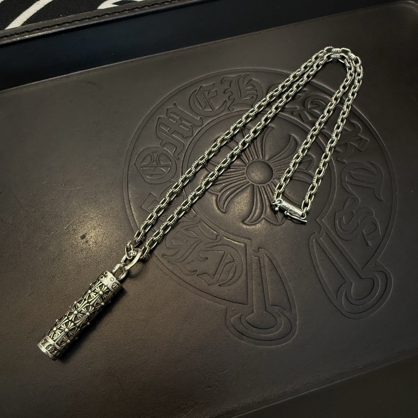 💰145 【专柜品质】Chrome Hearts克罗心十字架项链，十字架圆柱吊坠 凹凸造型不同的花纹设计风格 呈现出与众不同 十字架 童军花是克罗心的志 所以更经久不衰 正品打版Chrome Hearts克罗心 区别市场普通轻版 对版对标品质 看字印细节 复古做旧灰氧程度.精工版本！！！ 纯手工打造 ～正品开模💝潮流时尚必备 男女均可佩戴 情侣同款 官网原版 摇滚朋克泰银风格 复古元素 潮流百搭！