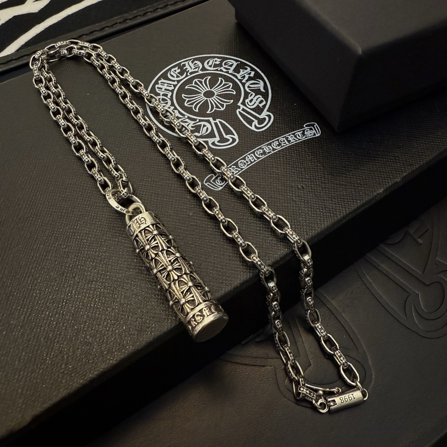 💰145 【专柜品质】Chrome Hearts克罗心十字架项链，十字架圆柱吊坠 凹凸造型不同的花纹设计风格 呈现出与众不同 十字架 童军花是克罗心的志 所以更经久不衰 正品打版Chrome Hearts克罗心 区别市场普通轻版 对版对标品质 看字印细节 复古做旧灰氧程度.精工版本！！！ 纯手工打造 ～正品开模💝潮流时尚必备 男女均可佩戴 情侣同款 官网原版 摇滚朋克泰银风格 复古元素 潮流百搭！