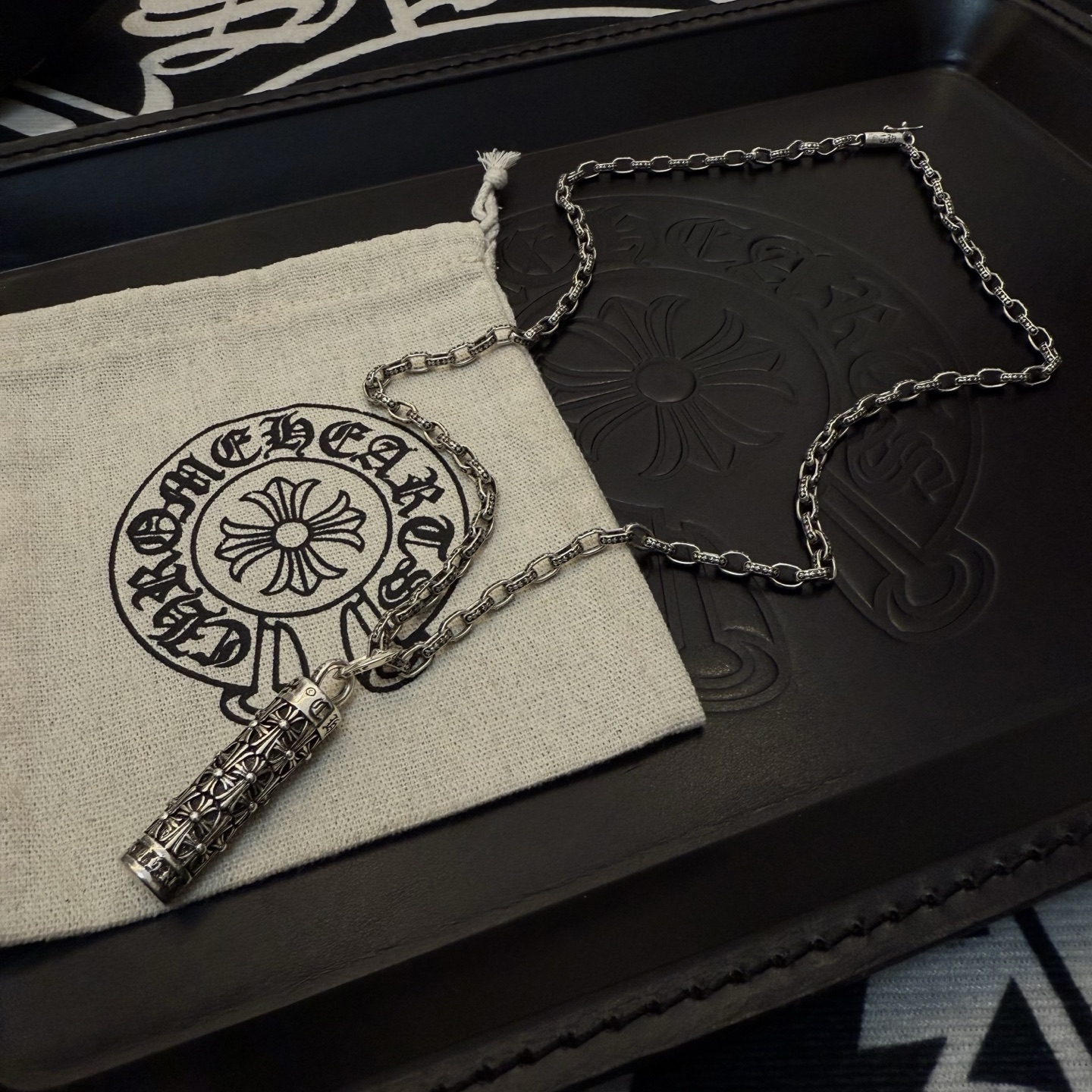 💰145 【专柜品质】Chrome Hearts克罗心十字架项链，十字架圆柱吊坠 凹凸造型不同的花纹设计风格 呈现出与众不同 十字架 童军花是克罗心的志 所以更经久不衰 正品打版Chrome Hearts克罗心 区别市场普通轻版 对版对标品质 看字印细节 复古做旧灰氧程度.精工版本！！！ 纯手工打造 ～正品开模💝潮流时尚必备 男女均可佩戴 情侣同款 官网原版 摇滚朋克泰银风格 复古元素 潮流百搭！