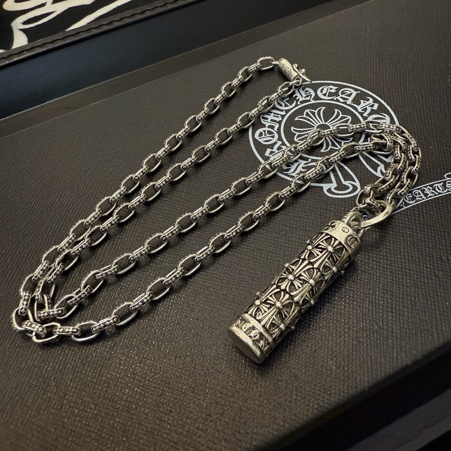 💰145 【专柜品质】Chrome Hearts克罗心十字架项链，十字架圆柱吊坠 凹凸造型不同的花纹设计风格 呈现出与众不同 十字架 童军花是克罗心的志 所以更经久不衰 正品打版Chrome Hearts克罗心 区别市场普通轻版 对版对标品质 看字印细节 复古做旧灰氧程度.精工版本！！！ 纯手工打造 ～正品开模💝潮流时尚必备 男女均可佩戴 情侣同款 官网原版 摇滚朋克泰银风格 复古元素 潮流百搭！