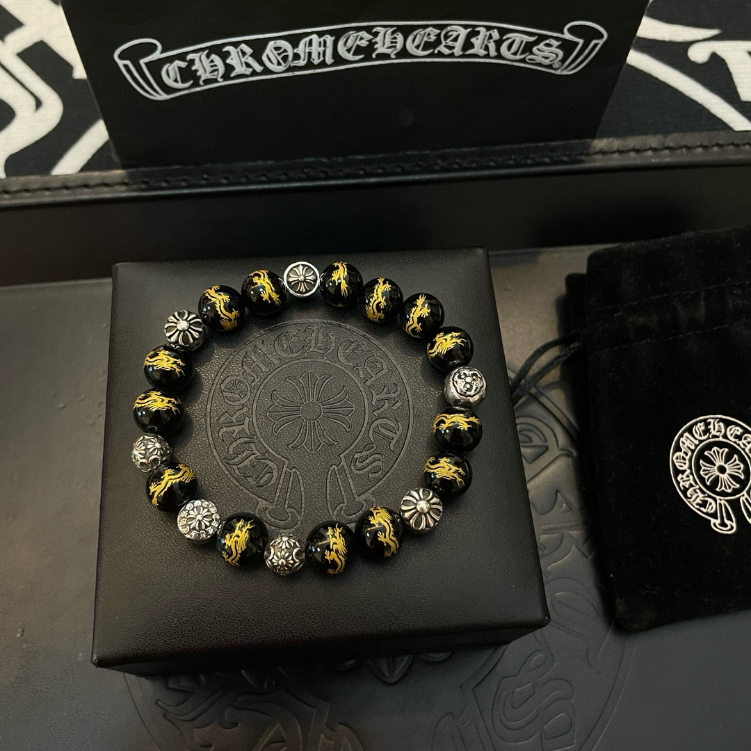 💰145 新款【专柜品质】Chrome Hearts克罗心 经典复古多元素龙纹黑昭曜石手链手串，凹凸造型不同的花纹设计风格 呈现出与众不同 十字架 童军花是克罗心的志 所以更经久不衰 正品打版Chrome Hearts克罗心 区别市场普通轻版 对版对标品质 看字印细节 复古做旧灰氧程度.精工版本！！！ 纯手工打造 ～正品开模💝潮流时尚必备 男女均可佩戴 情侣同款 官网原版 摇滚朋克泰银风格 复古元素 潮流百搭！
