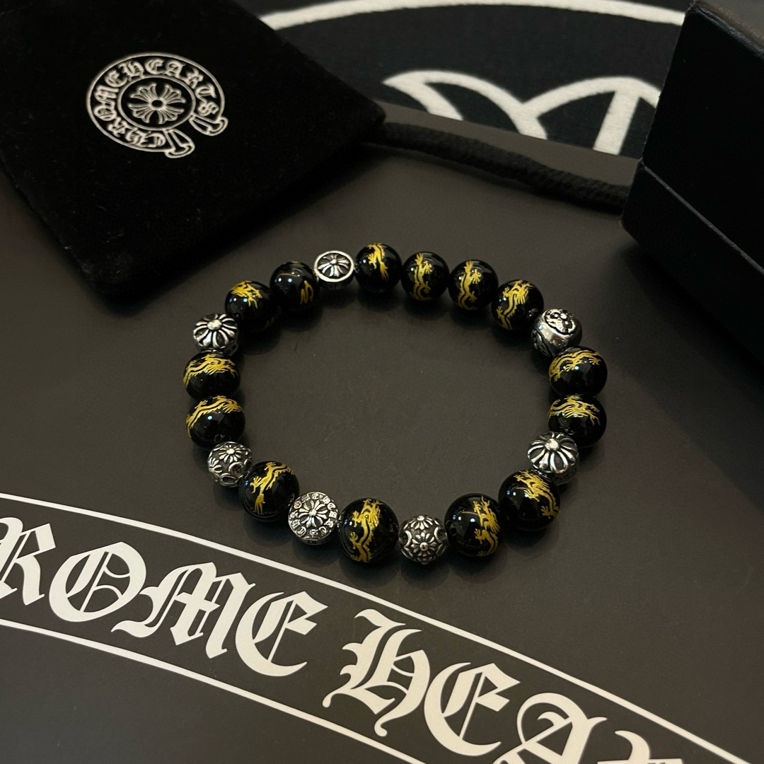 💰145 新款【专柜品质】Chrome Hearts克罗心 经典复古多元素龙纹黑昭曜石手链手串，凹凸造型不同的花纹设计风格 呈现出与众不同 十字架 童军花是克罗心的志 所以更经久不衰 正品打版Chrome Hearts克罗心 区别市场普通轻版 对版对标品质 看字印细节 复古做旧灰氧程度.精工版本！！！ 纯手工打造 ～正品开模💝潮流时尚必备 男女均可佩戴 情侣同款 官网原版 摇滚朋克泰银风格 复古元素 潮流百搭！