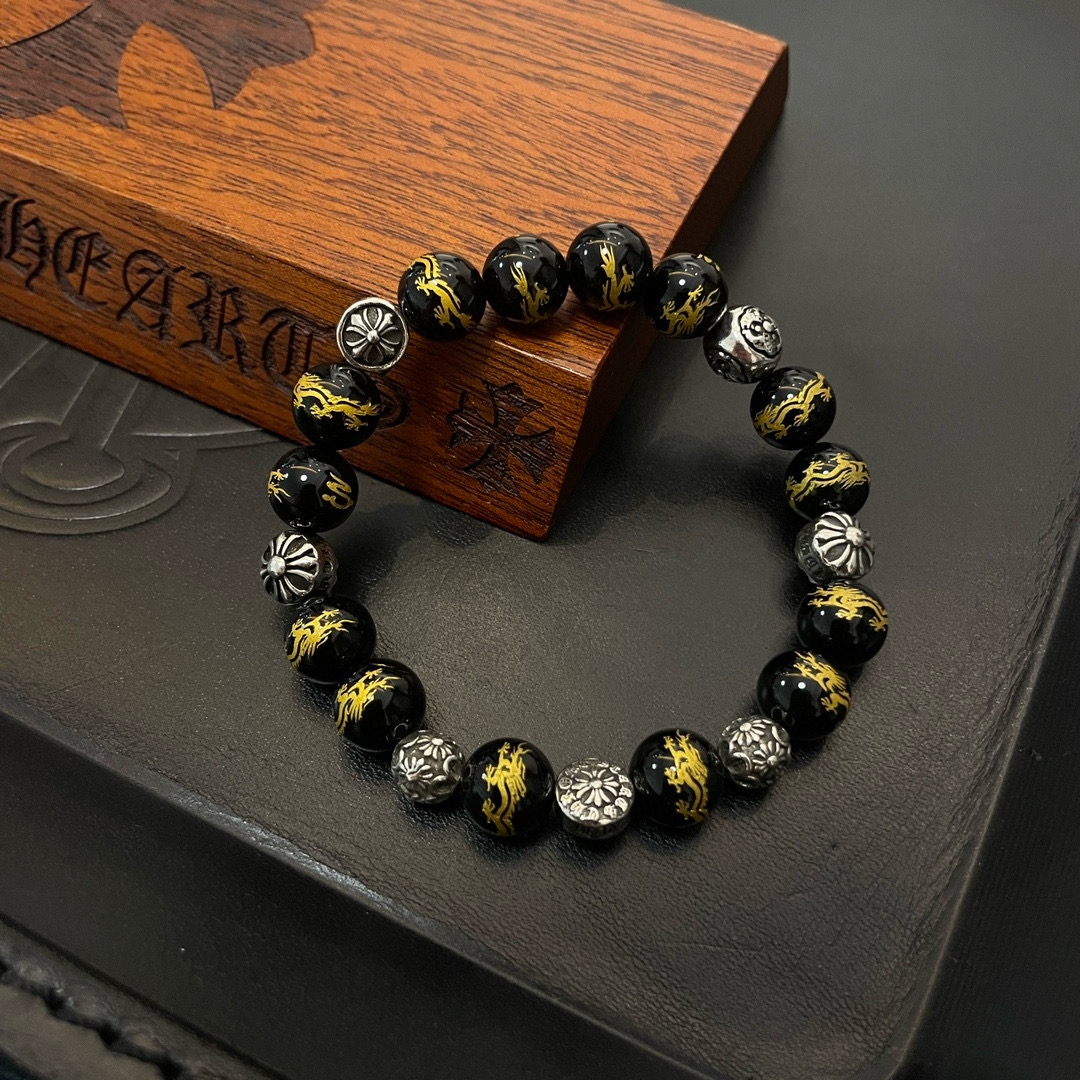 💰145 新款【专柜品质】Chrome Hearts克罗心 经典复古多元素龙纹黑昭曜石手链手串，凹凸造型不同的花纹设计风格 呈现出与众不同 十字架 童军花是克罗心的志 所以更经久不衰 正品打版Chrome Hearts克罗心 区别市场普通轻版 对版对标品质 看字印细节 复古做旧灰氧程度.精工版本！！！ 纯手工打造 ～正品开模💝潮流时尚必备 男女均可佩戴 情侣同款 官网原版 摇滚朋克泰银风格 复古元素 潮流百搭！