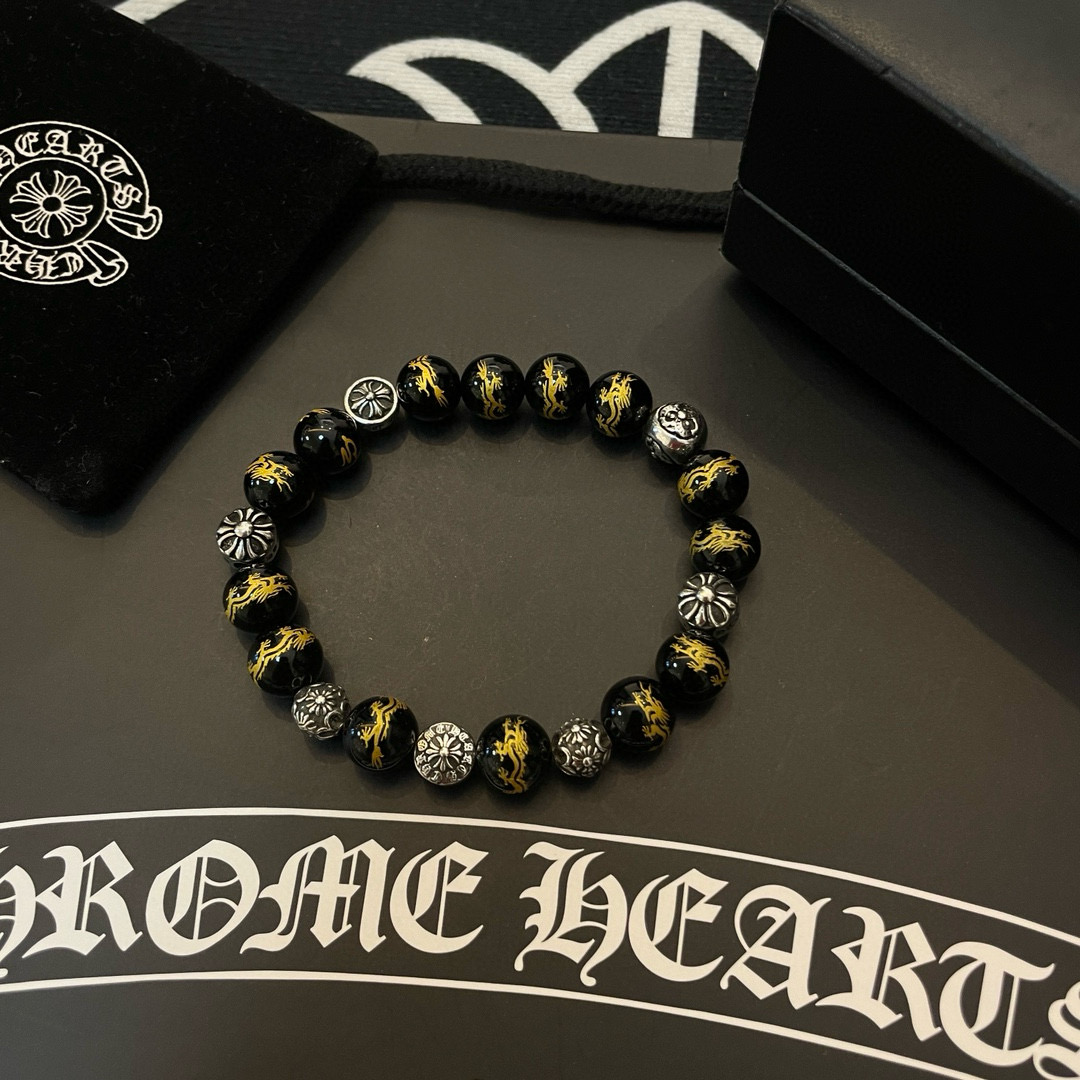 💰145 新款【专柜品质】Chrome Hearts克罗心 经典复古多元素龙纹黑昭曜石手链手串，凹凸造型不同的花纹设计风格 呈现出与众不同 十字架 童军花是克罗心的志 所以更经久不衰 正品打版Chrome Hearts克罗心 区别市场普通轻版 对版对标品质 看字印细节 复古做旧灰氧程度.精工版本！！！ 纯手工打造 ～正品开模💝潮流时尚必备 男女均可佩戴 情侣同款 官网原版 摇滚朋克泰银风格 复古元素 潮流百搭！