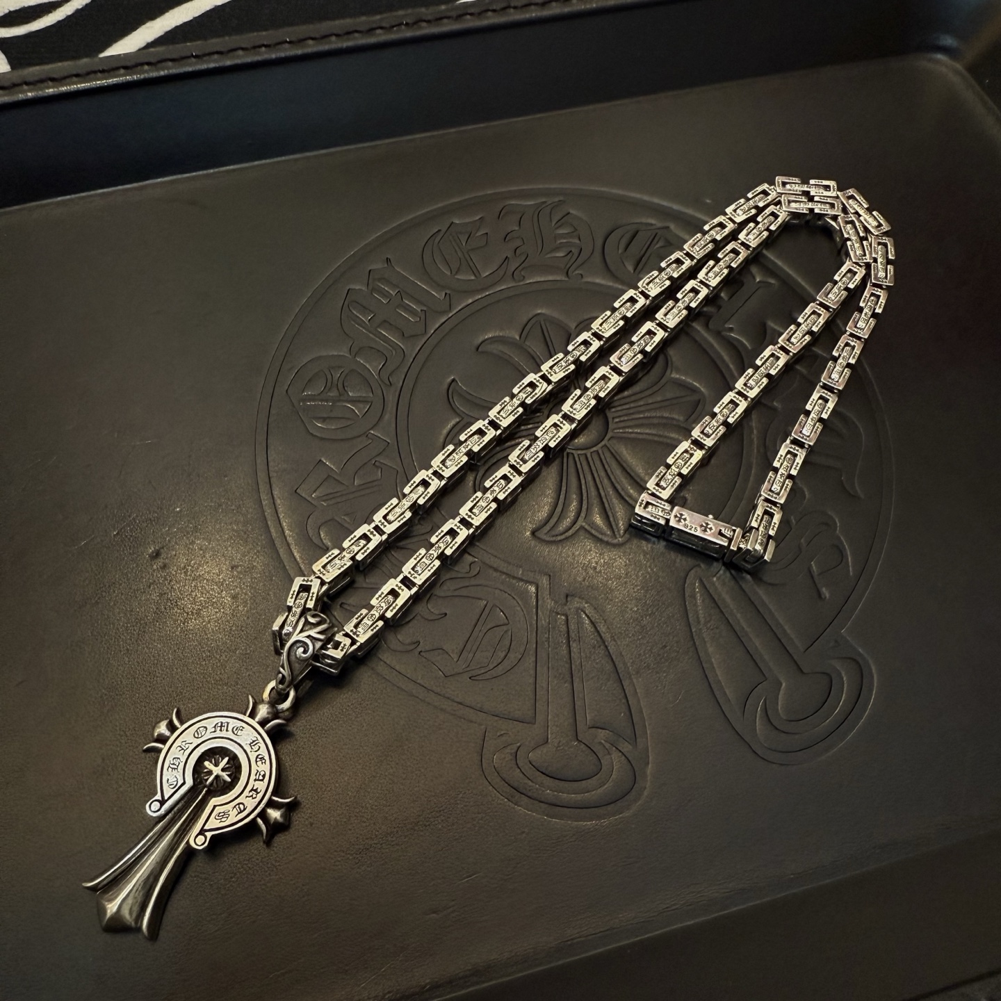 💰175 【专柜品质】Chrome Hearts克罗心十字架粗项链，马蹄印十字架吊坠 凹凸造型不同的花纹设计风格 呈现出与众不同 十字架 童军花是克罗心的志 所以更经久不衰 正品打版Chrome Hearts克罗心 区别市场普通轻版 对版对标品质 看字印细节 复古做旧灰氧程度.精工版本！！！ 纯手工打造 ～正品开模💝潮流时尚必备 男女均可佩戴 情侣同款 官网原版 摇滚朋克泰银风格 复古元素 潮流百搭！