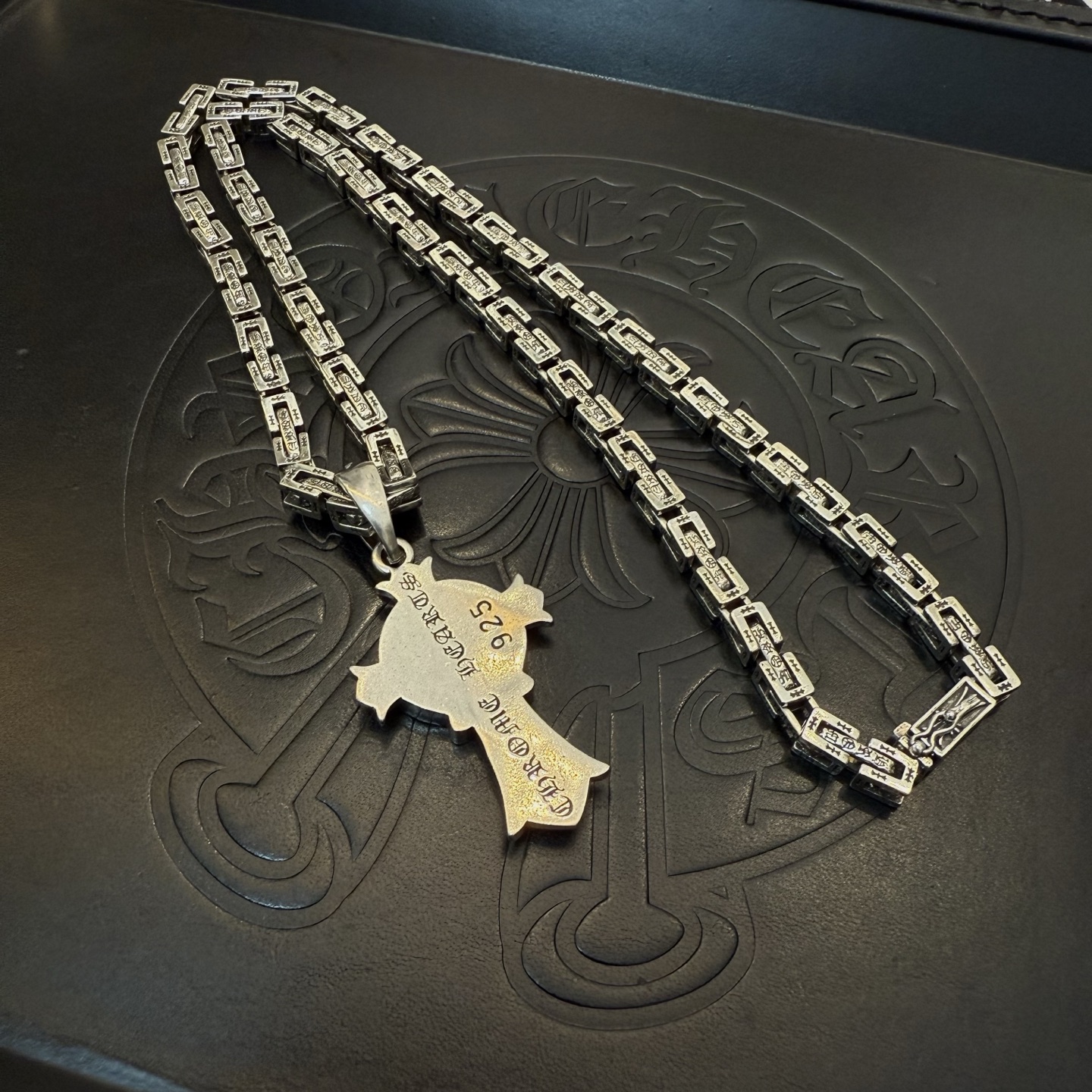 💰175 【专柜品质】Chrome Hearts克罗心十字架粗项链，马蹄印十字架吊坠 凹凸造型不同的花纹设计风格 呈现出与众不同 十字架 童军花是克罗心的志 所以更经久不衰 正品打版Chrome Hearts克罗心 区别市场普通轻版 对版对标品质 看字印细节 复古做旧灰氧程度.精工版本！！！ 纯手工打造 ～正品开模💝潮流时尚必备 男女均可佩戴 情侣同款 官网原版 摇滚朋克泰银风格 复古元素 潮流百搭！