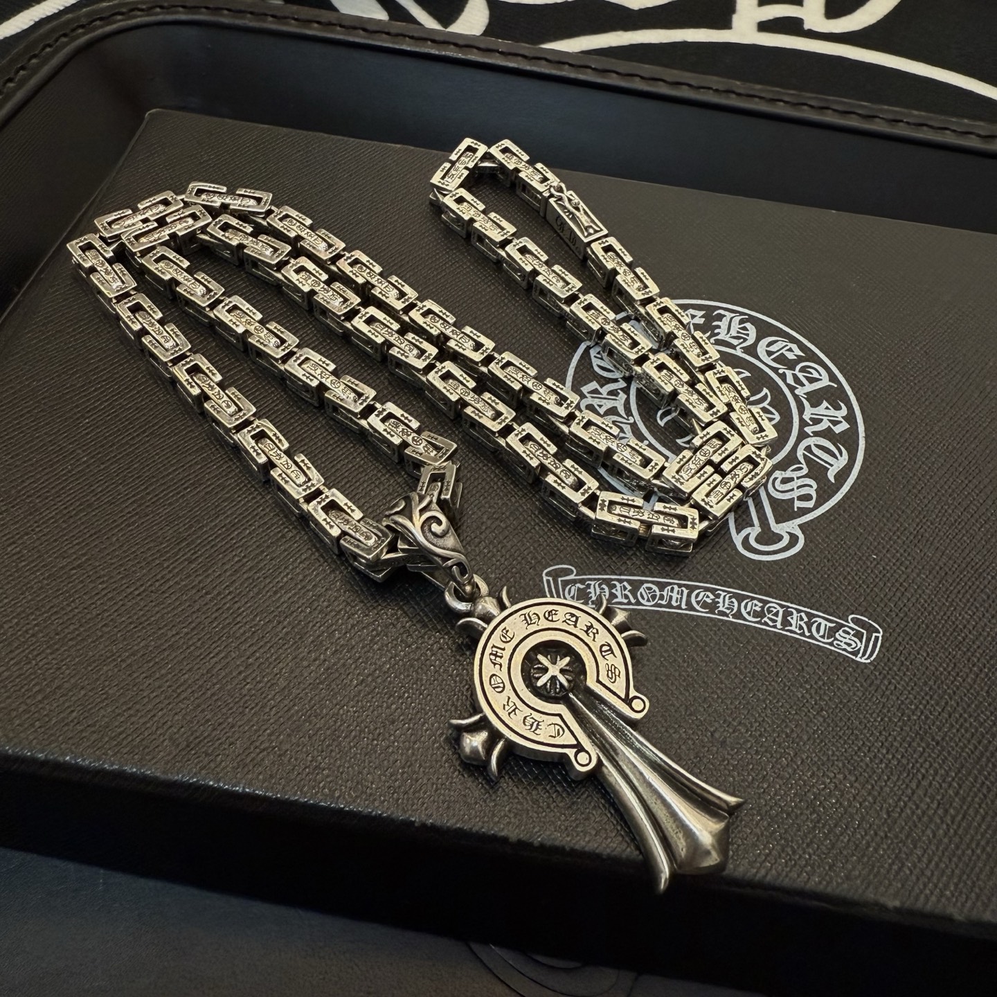 💰175 【专柜品质】Chrome Hearts克罗心十字架粗项链，马蹄印十字架吊坠 凹凸造型不同的花纹设计风格 呈现出与众不同 十字架 童军花是克罗心的志 所以更经久不衰 正品打版Chrome Hearts克罗心 区别市场普通轻版 对版对标品质 看字印细节 复古做旧灰氧程度.精工版本！！！ 纯手工打造 ～正品开模💝潮流时尚必备 男女均可佩戴 情侣同款 官网原版 摇滚朋克泰银风格 复古元素 潮流百搭！