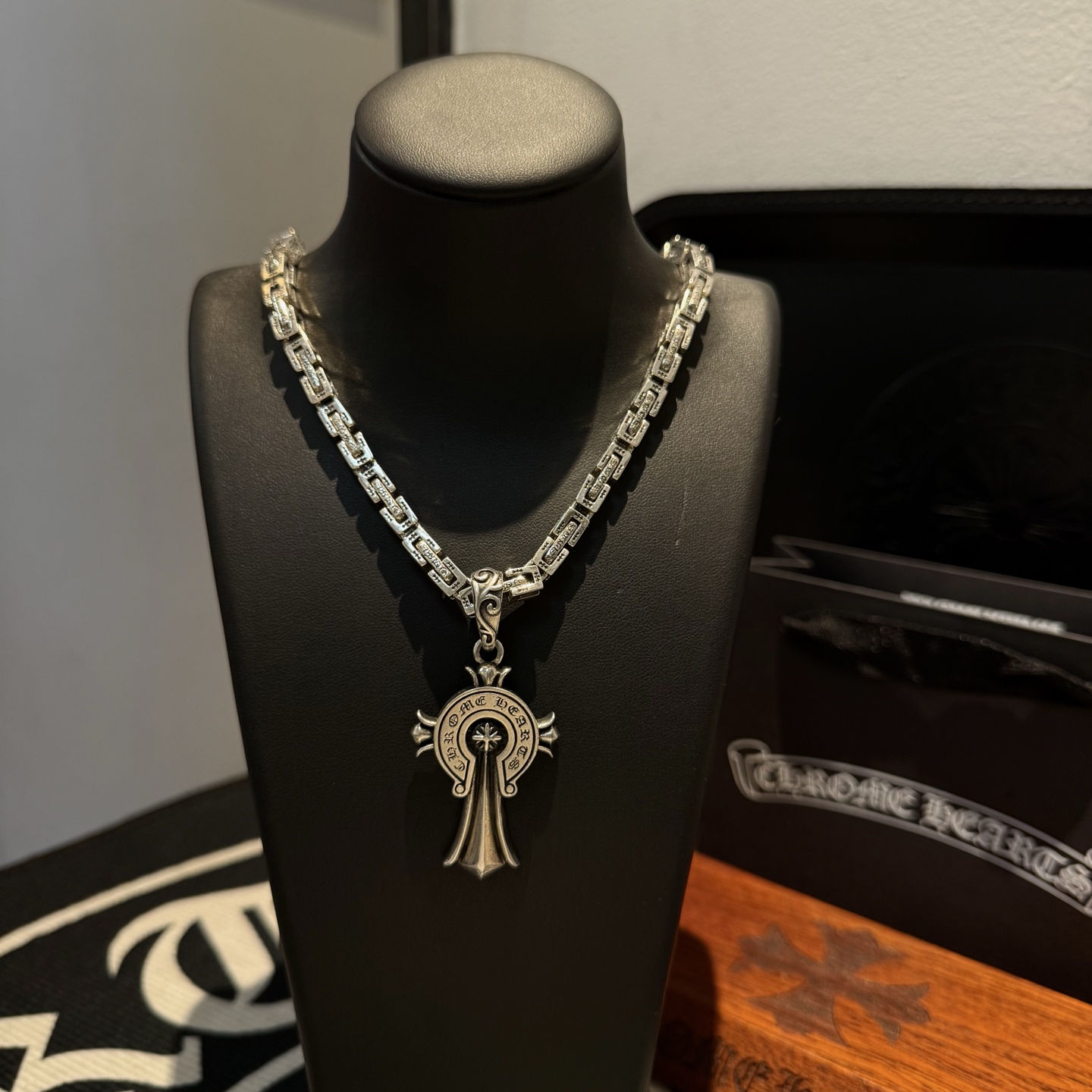 💰175 【专柜品质】Chrome Hearts克罗心十字架粗项链，马蹄印十字架吊坠 凹凸造型不同的花纹设计风格 呈现出与众不同 十字架 童军花是克罗心的志 所以更经久不衰 正品打版Chrome Hearts克罗心 区别市场普通轻版 对版对标品质 看字印细节 复古做旧灰氧程度.精工版本！！！ 纯手工打造 ～正品开模💝潮流时尚必备 男女均可佩戴 情侣同款 官网原版 摇滚朋克泰银风格 复古元素 潮流百搭！