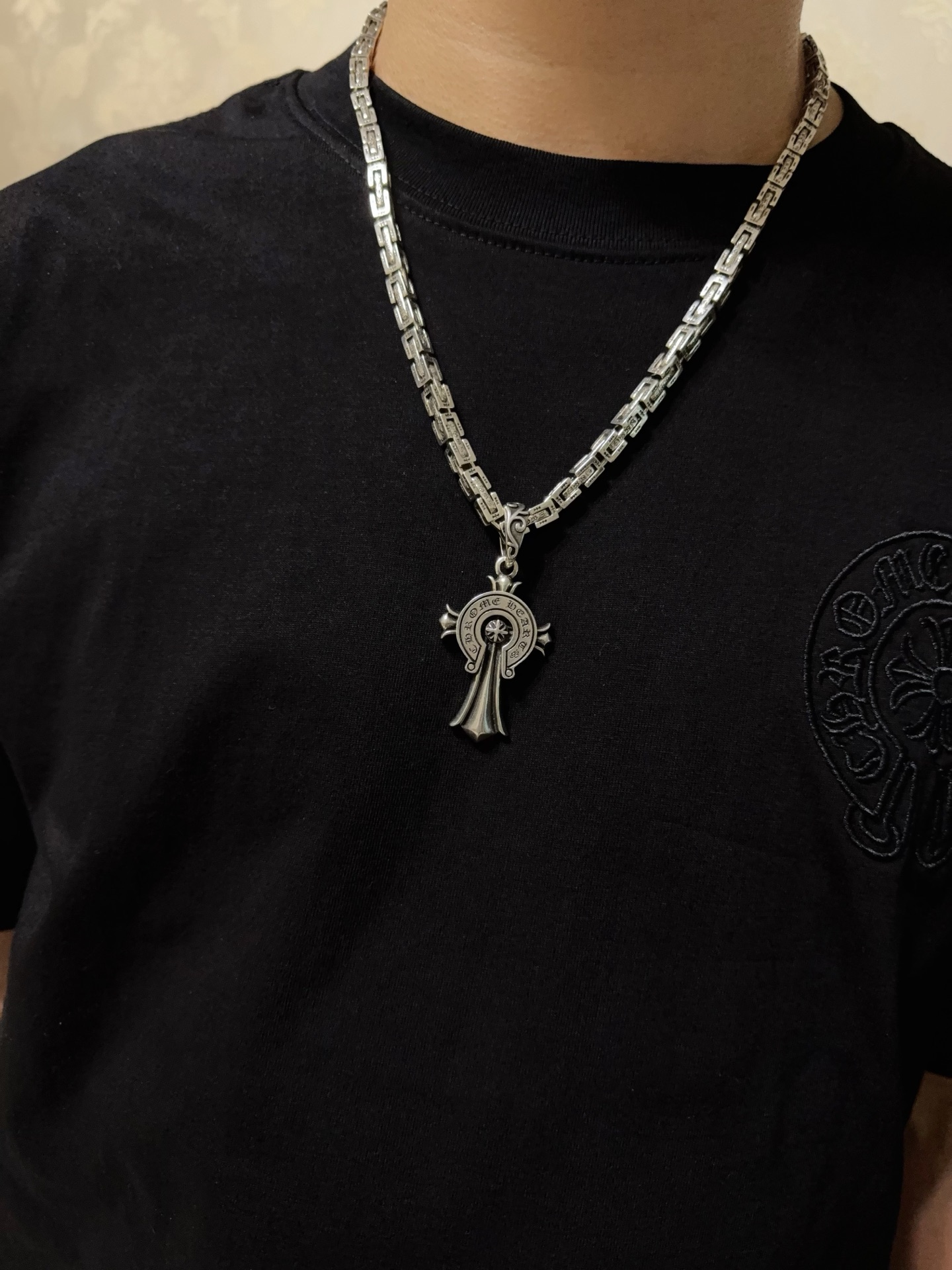 💰175 【专柜品质】Chrome Hearts克罗心十字架粗项链，马蹄印十字架吊坠 凹凸造型不同的花纹设计风格 呈现出与众不同 十字架 童军花是克罗心的志 所以更经久不衰 正品打版Chrome Hearts克罗心 区别市场普通轻版 对版对标品质 看字印细节 复古做旧灰氧程度.精工版本！！！ 纯手工打造 ～正品开模💝潮流时尚必备 男女均可佩戴 情侣同款 官网原版 摇滚朋克泰银风格 复古元素 潮流百搭！